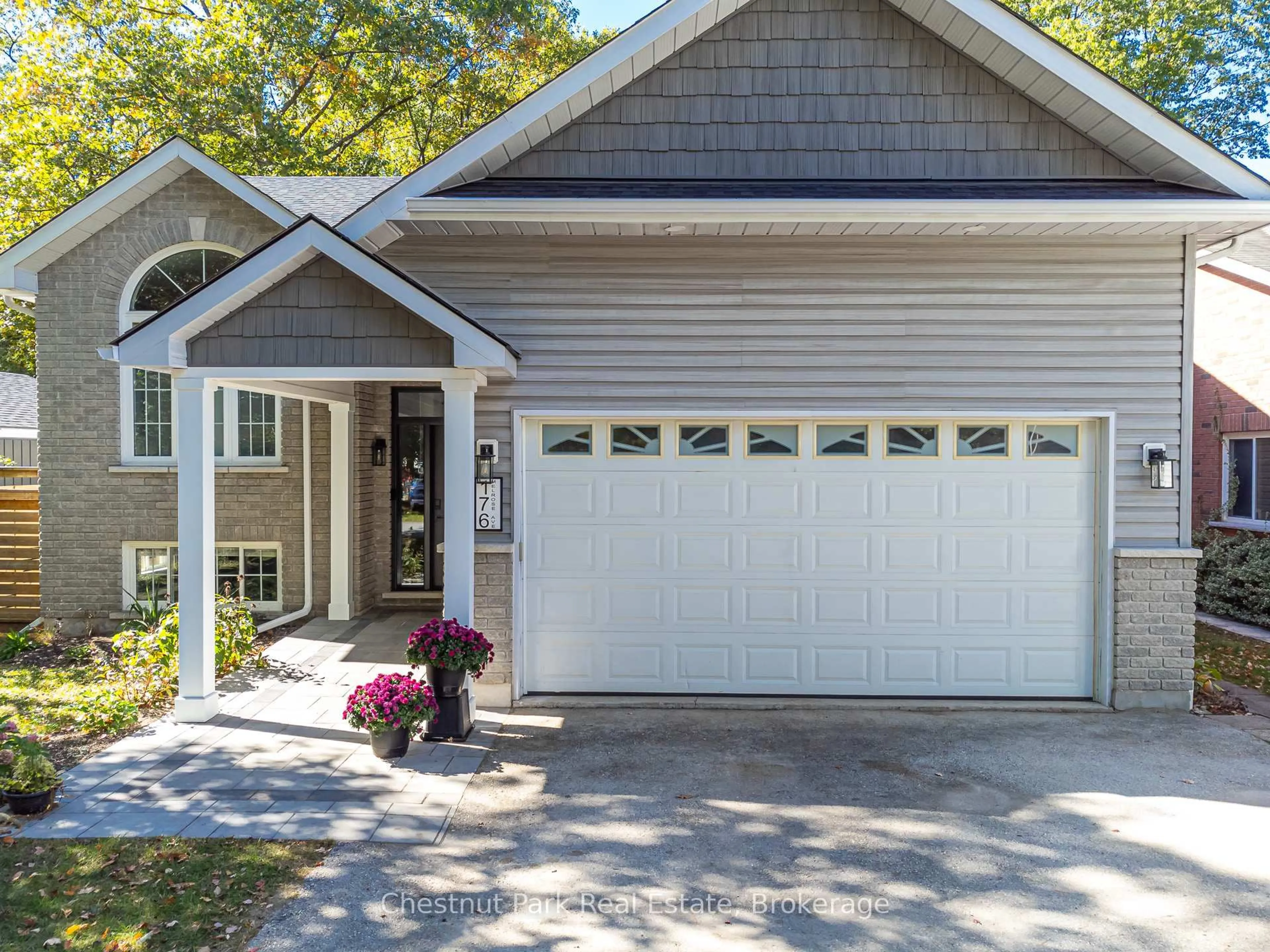 Home with vinyl exterior material, street for 176 Melrose Ave, Wasaga Beach Ontario L9Z 2T1