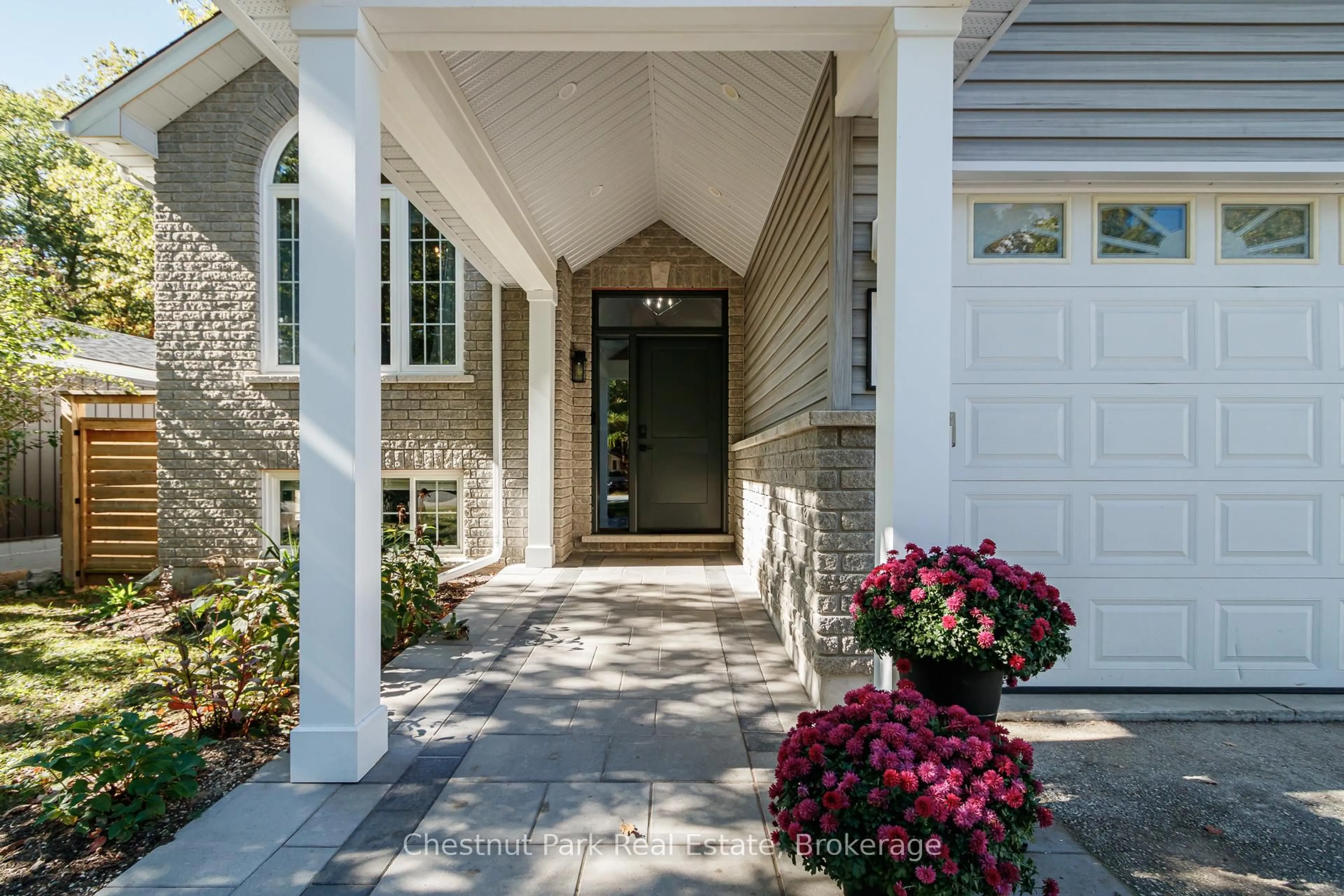 Indoor entryway for 176 Melrose Ave, Wasaga Beach Ontario L9Z 2T1