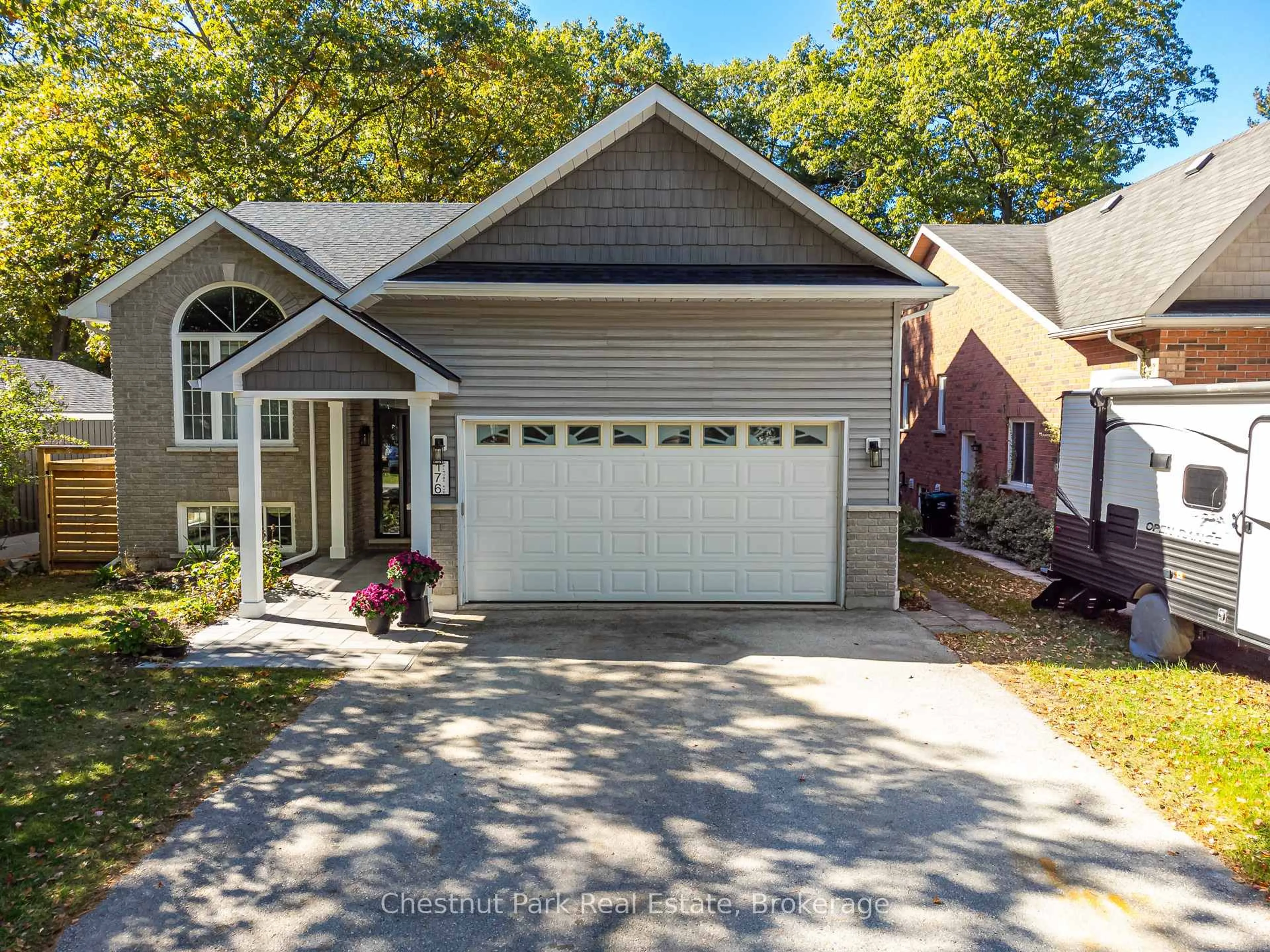 Home with vinyl exterior material, street for 176 Melrose Ave, Wasaga Beach Ontario L9Z 2T1