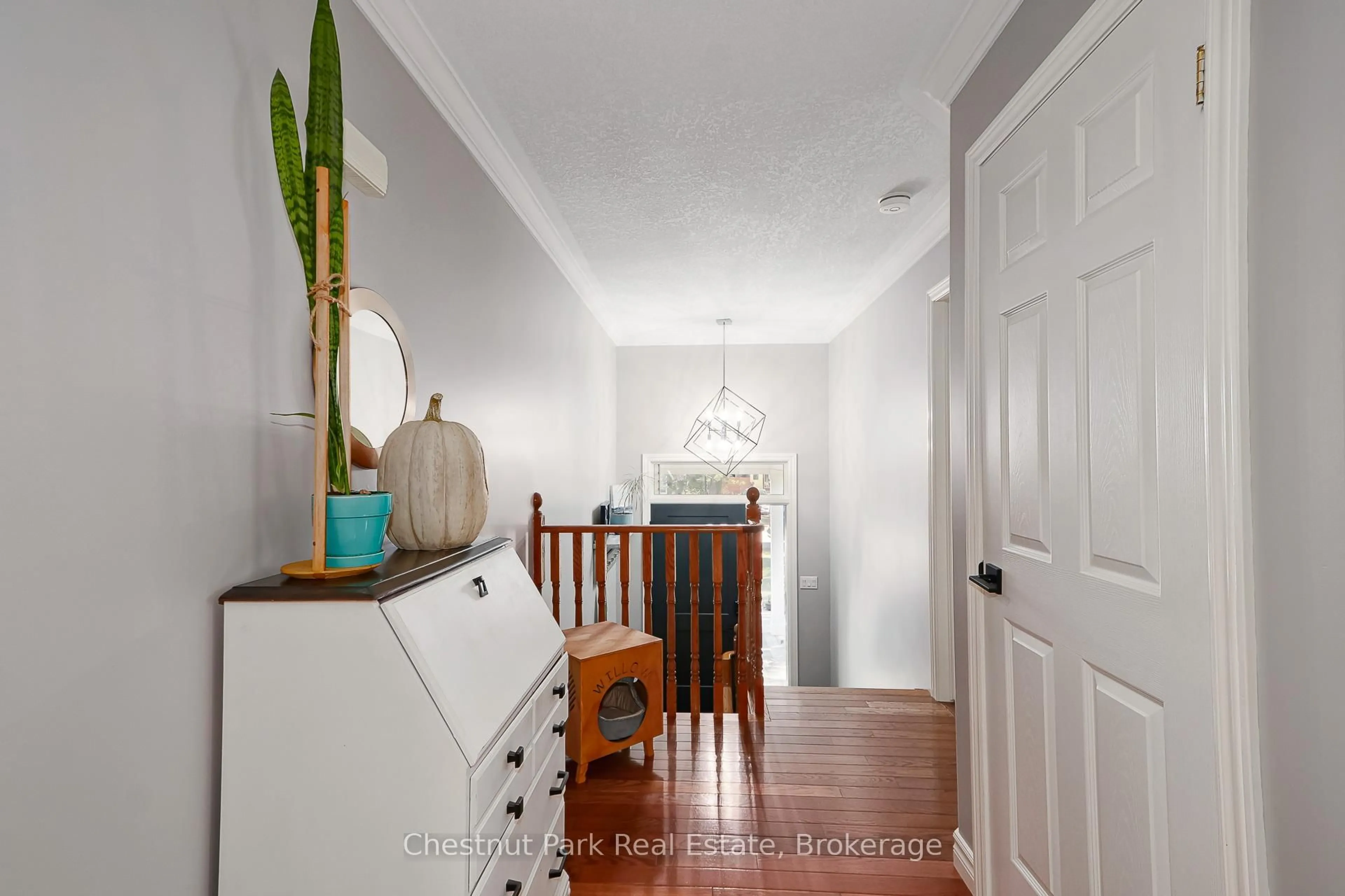 Indoor entryway for 176 Melrose Ave, Wasaga Beach Ontario L9Z 2T1