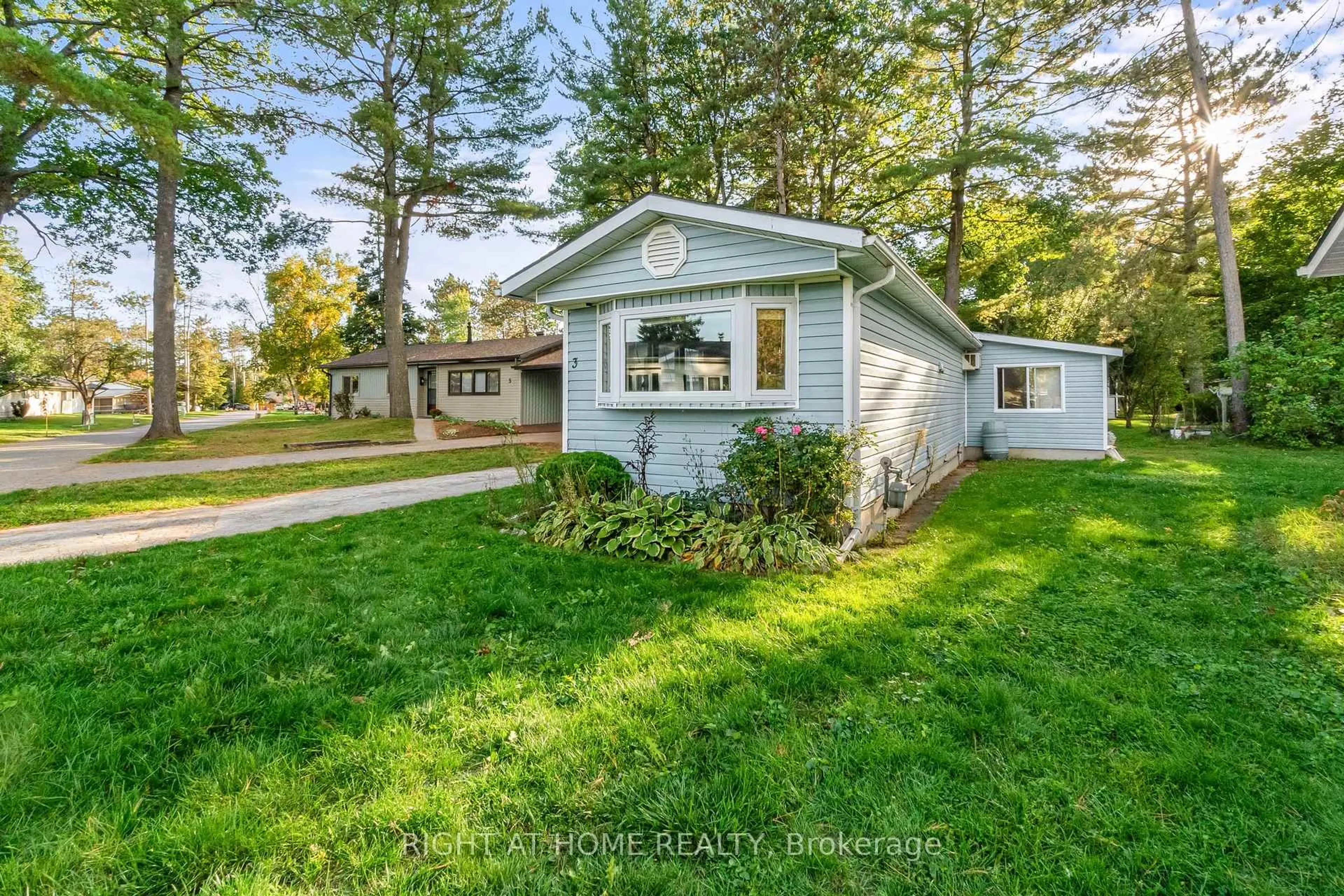 Home with vinyl exterior material, unknown for 3 Carruthers St, Wasaga Beach Ontario L9Z 1K2