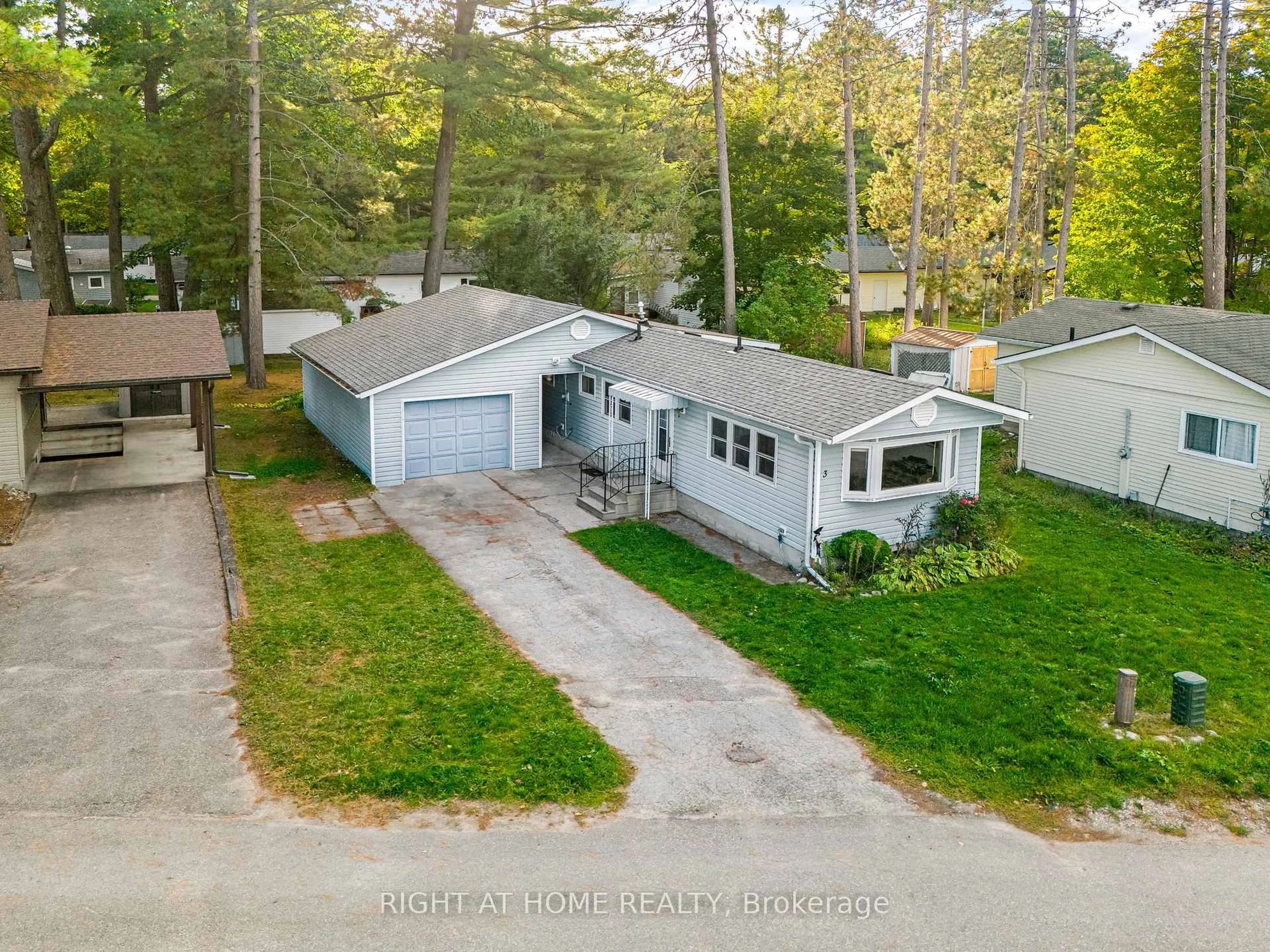 A pic from outside/outdoor area/front of a property/back of a property/a pic from drone, street for 3 Carruthers St, Wasaga Beach Ontario L9Z 1K2