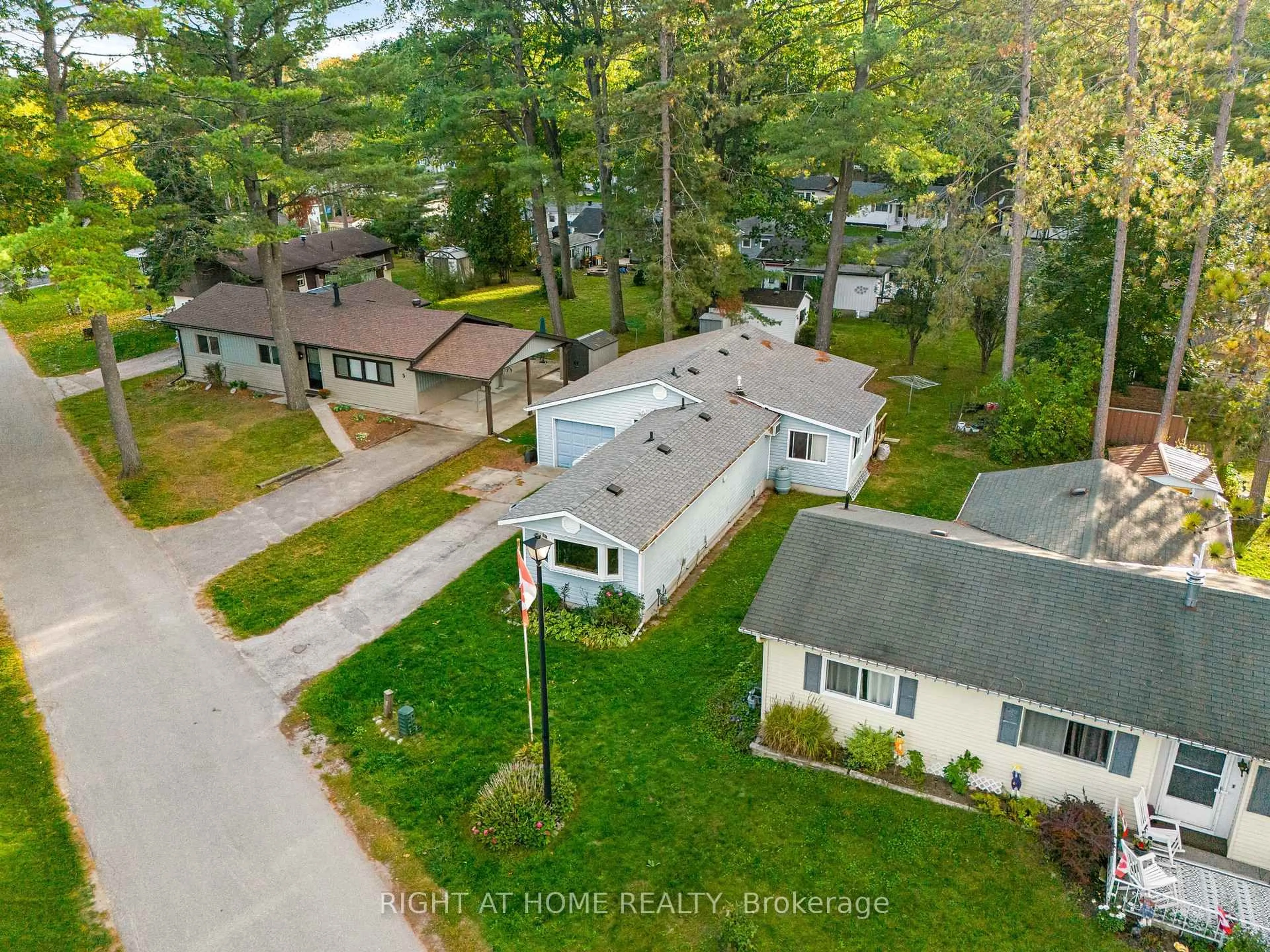 A pic from outside/outdoor area/front of a property/back of a property/a pic from drone, street for 3 Carruthers St, Wasaga Beach Ontario L9Z 1K2