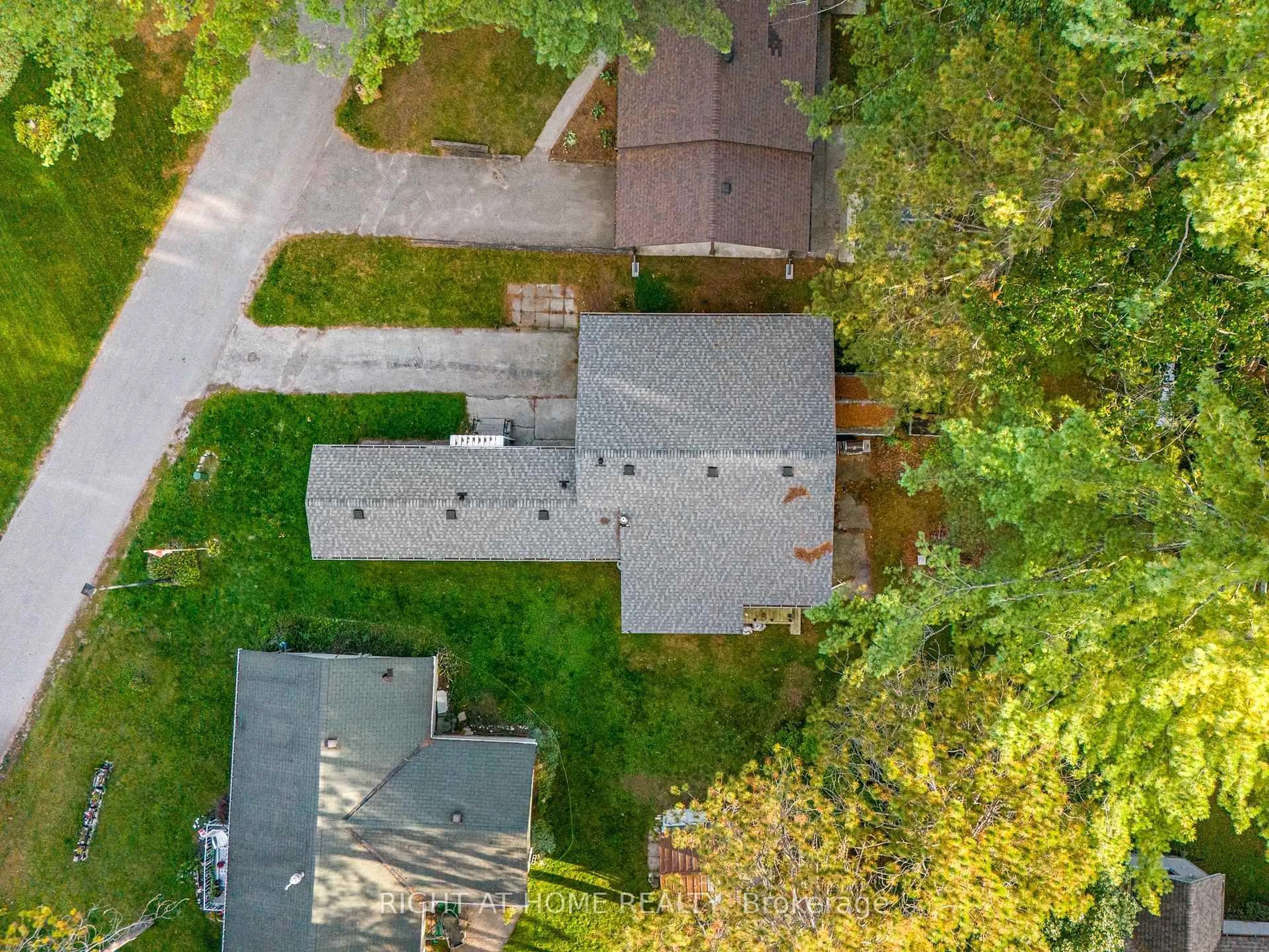 A pic from outside/outdoor area/front of a property/back of a property/a pic from drone, street for 3 Carruthers St, Wasaga Beach Ontario L9Z 1K2