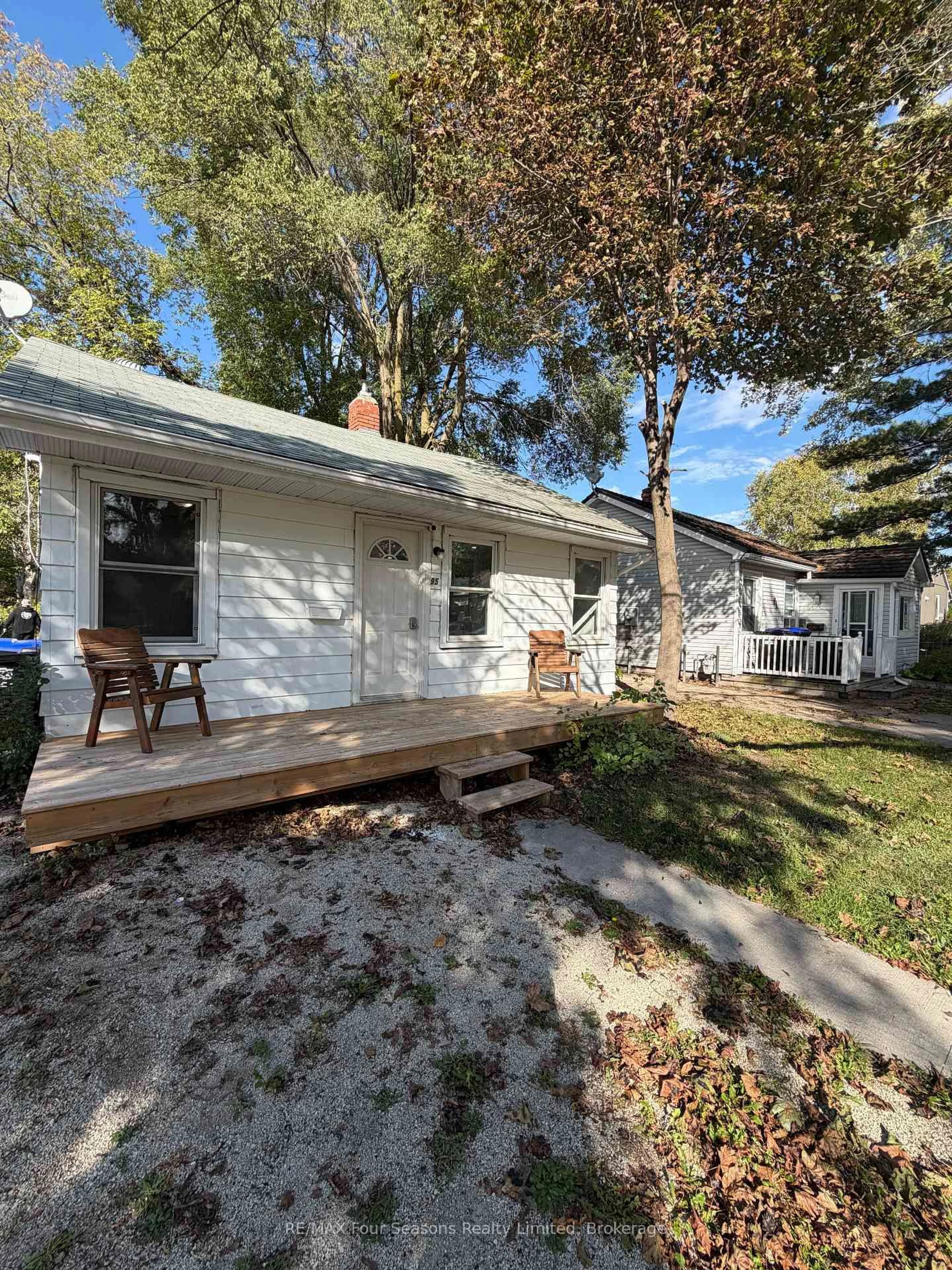 Home with vinyl exterior material, street for 95 Eighth St, Collingwood Ontario L9Y 2C6