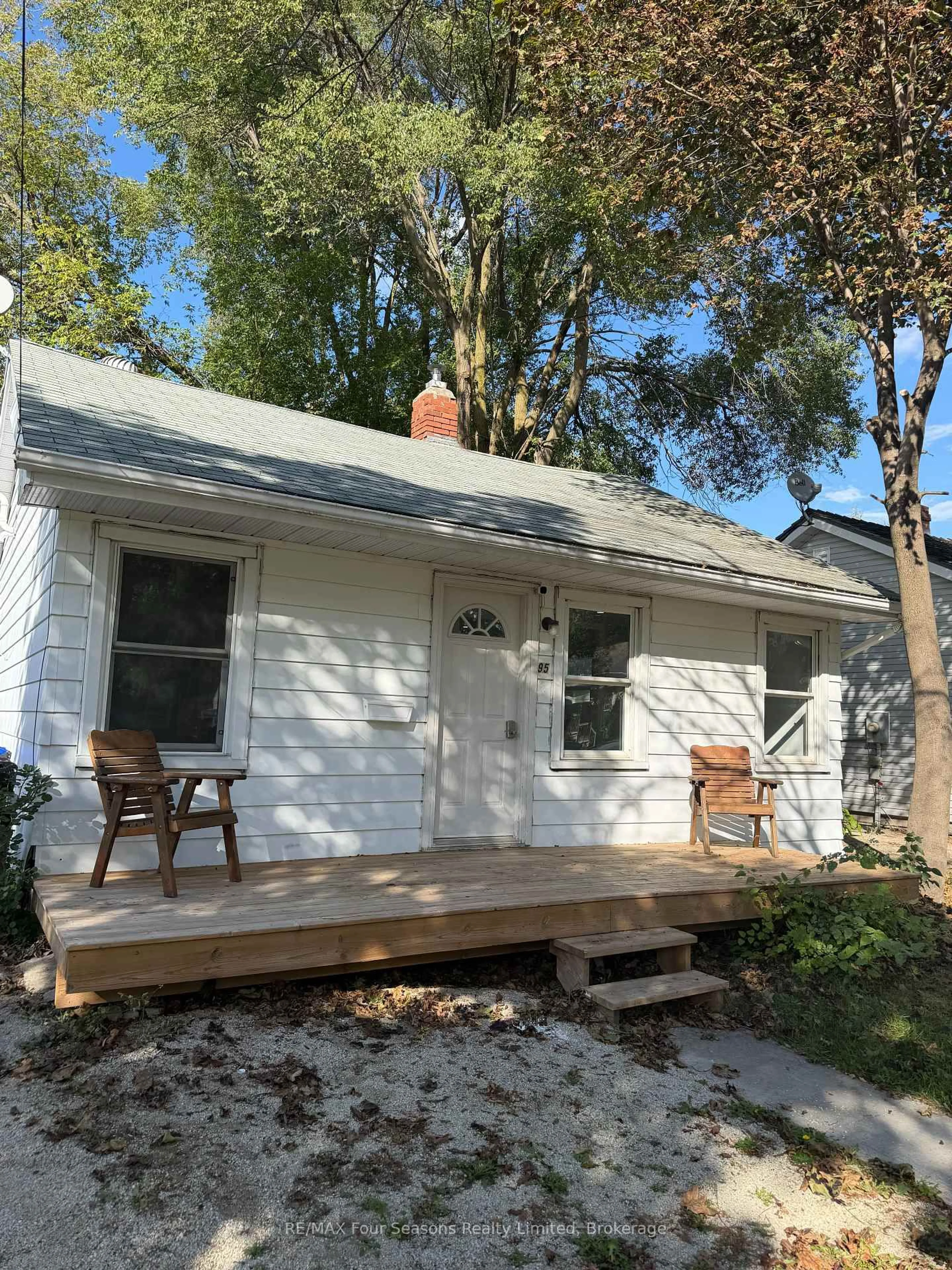 Home with vinyl exterior material, street for 95 Eighth St, Collingwood Ontario L9Y 2C6