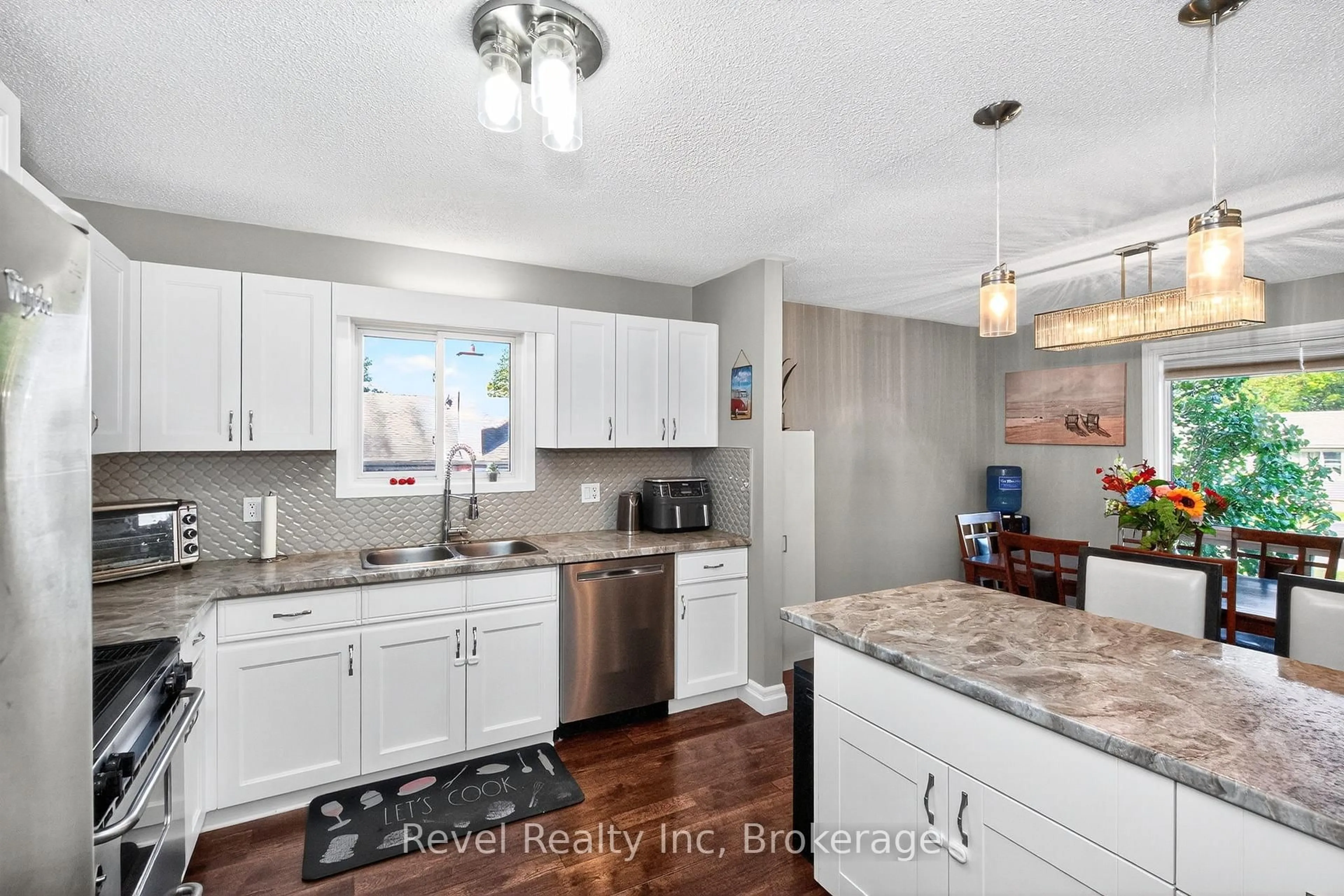 Open concept kitchen, ceramic/tile floor for 68 Broad St, Penetanguishene Ontario L9M 1G2