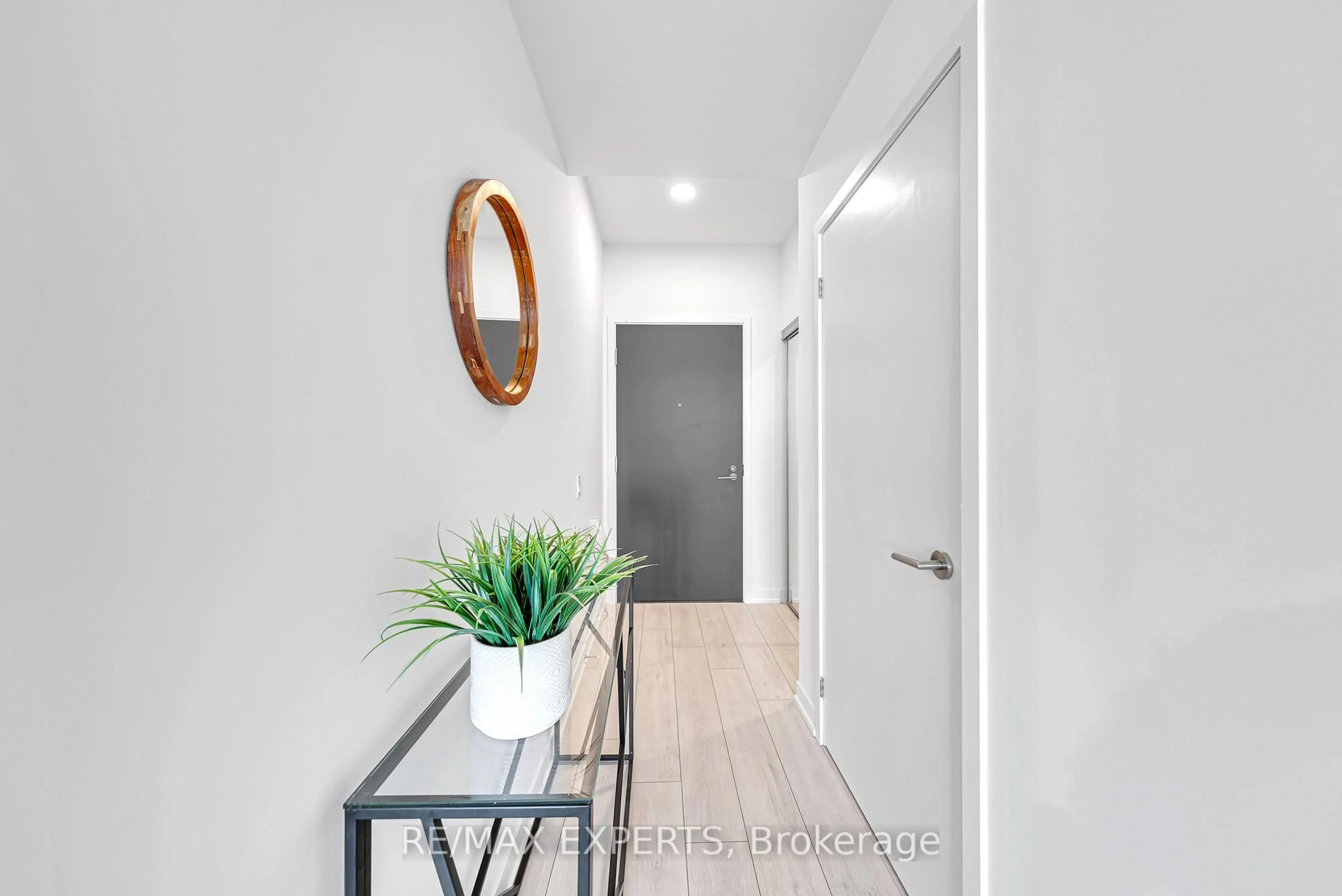 Indoor entryway for 39 Mary St #2102, Barrie Ontario L4N 1S9