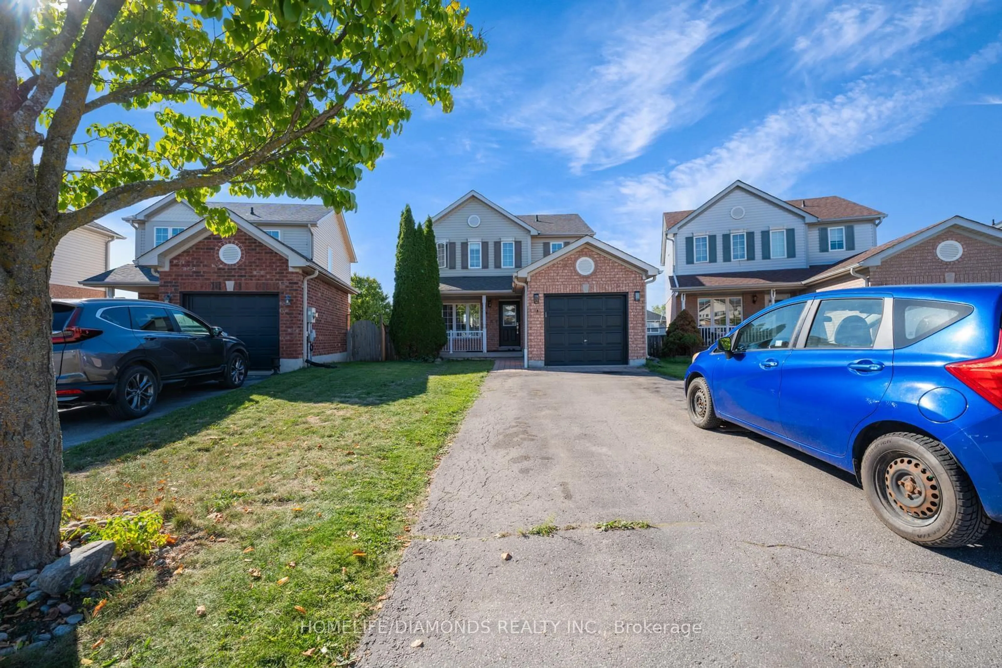 A pic from outside/outdoor area/front of a property/back of a property/a pic from drone, street for 68 Heritage Crt, Barrie Ontario L4N 0E3