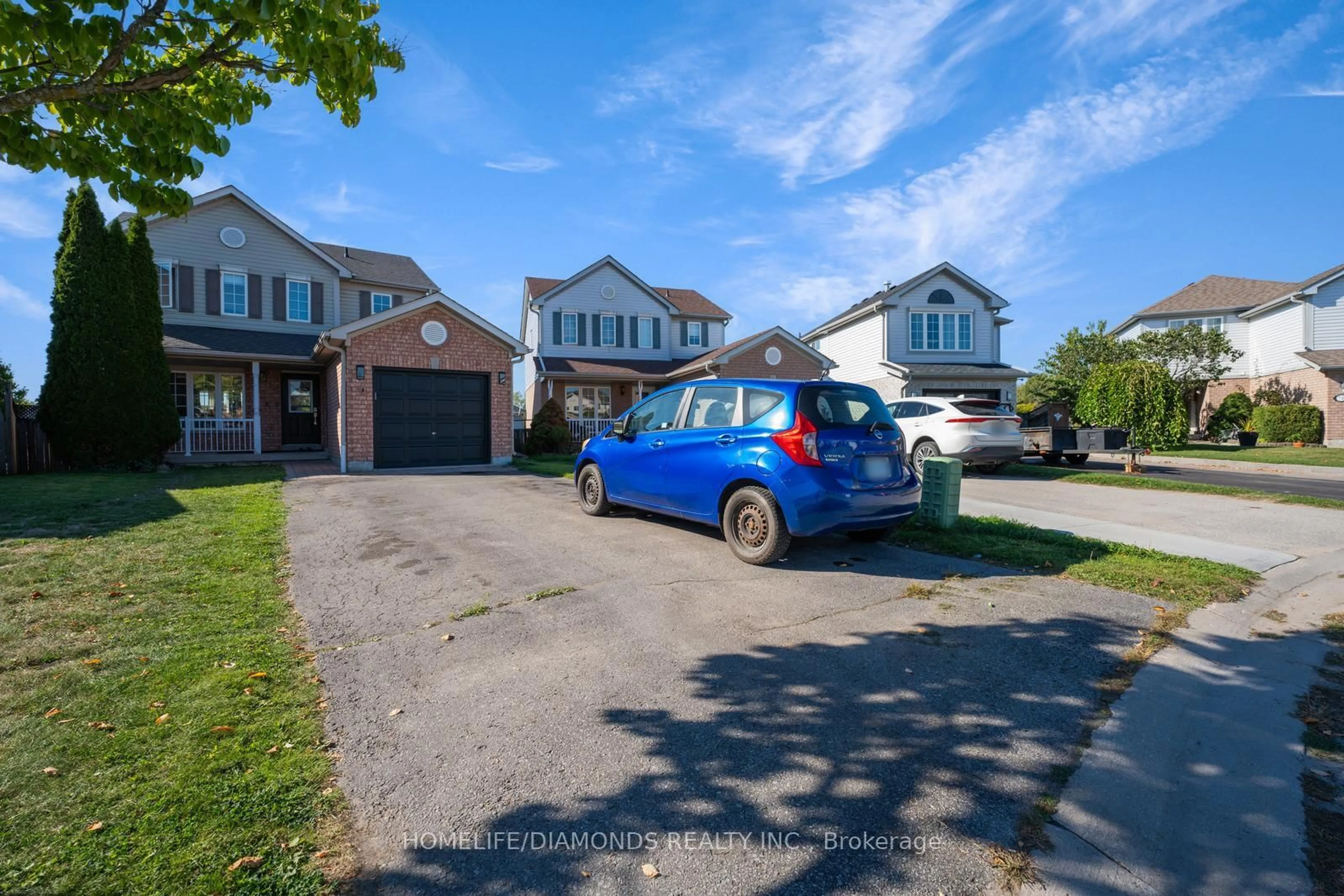 A pic from outside/outdoor area/front of a property/back of a property/a pic from drone, street for 68 Heritage Crt, Barrie Ontario L4N 0E3