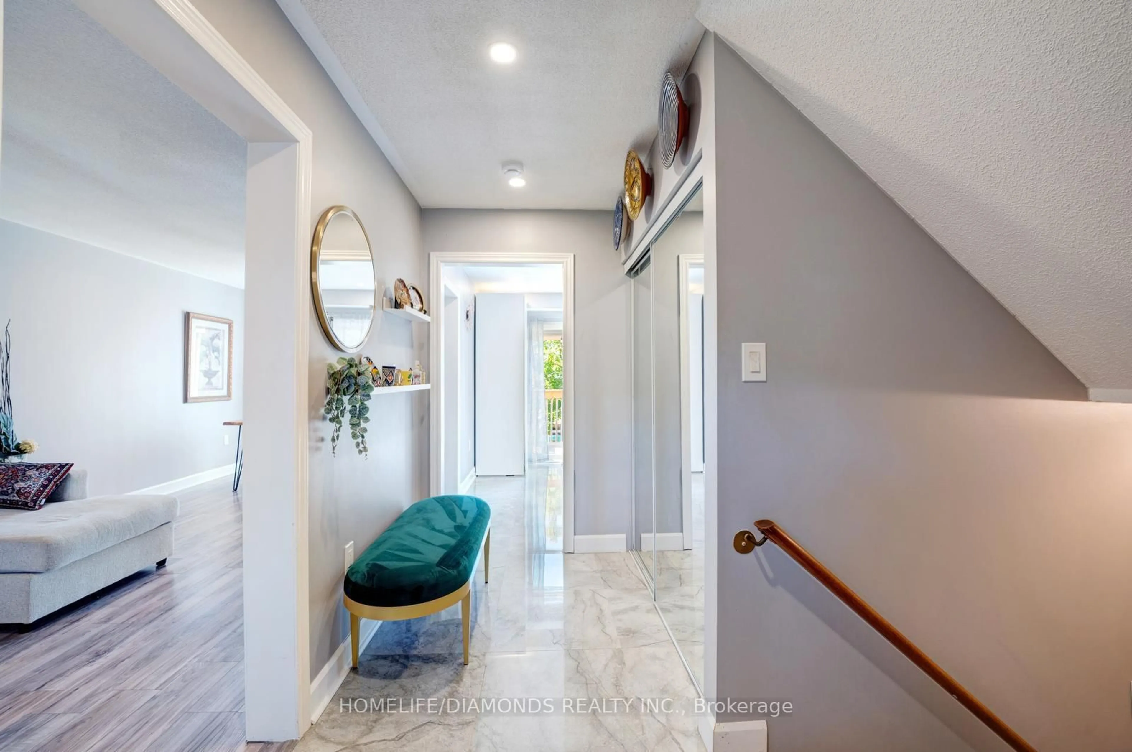 Indoor entryway for 68 Heritage Crt, Barrie Ontario L4N 0E3