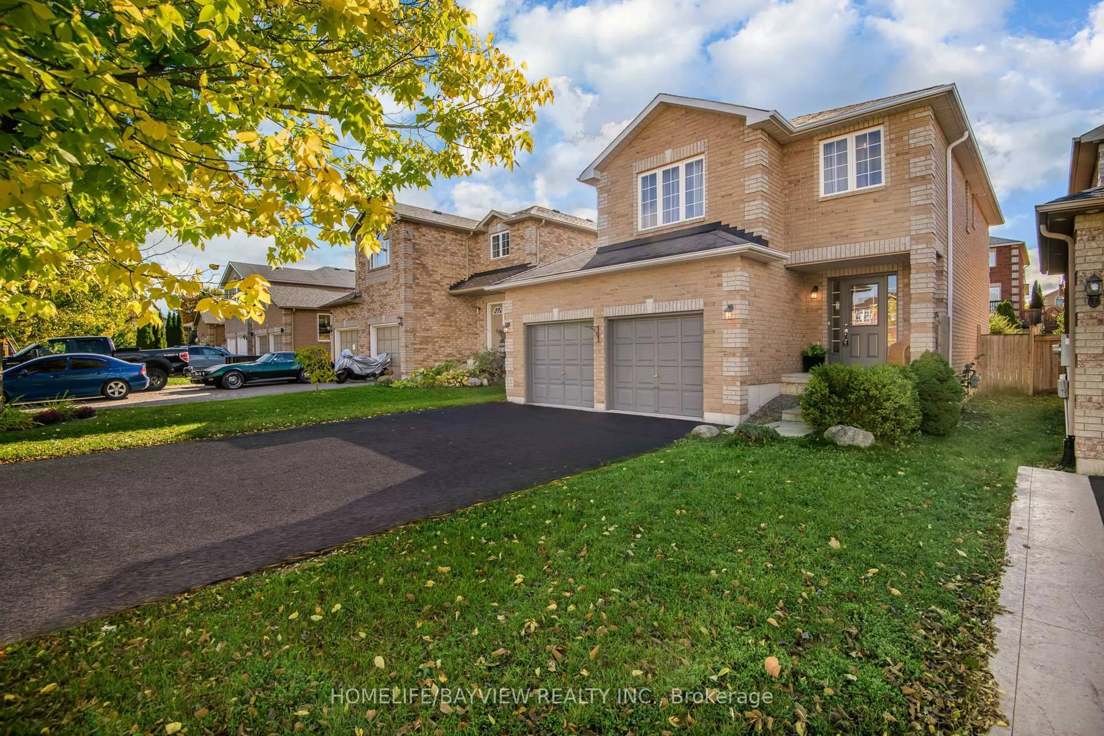 A pic from outside/outdoor area/front of a property/back of a property/a pic from drone, street for 71 Shalom Way Dr, Barrie Ontario L4N 5Y3