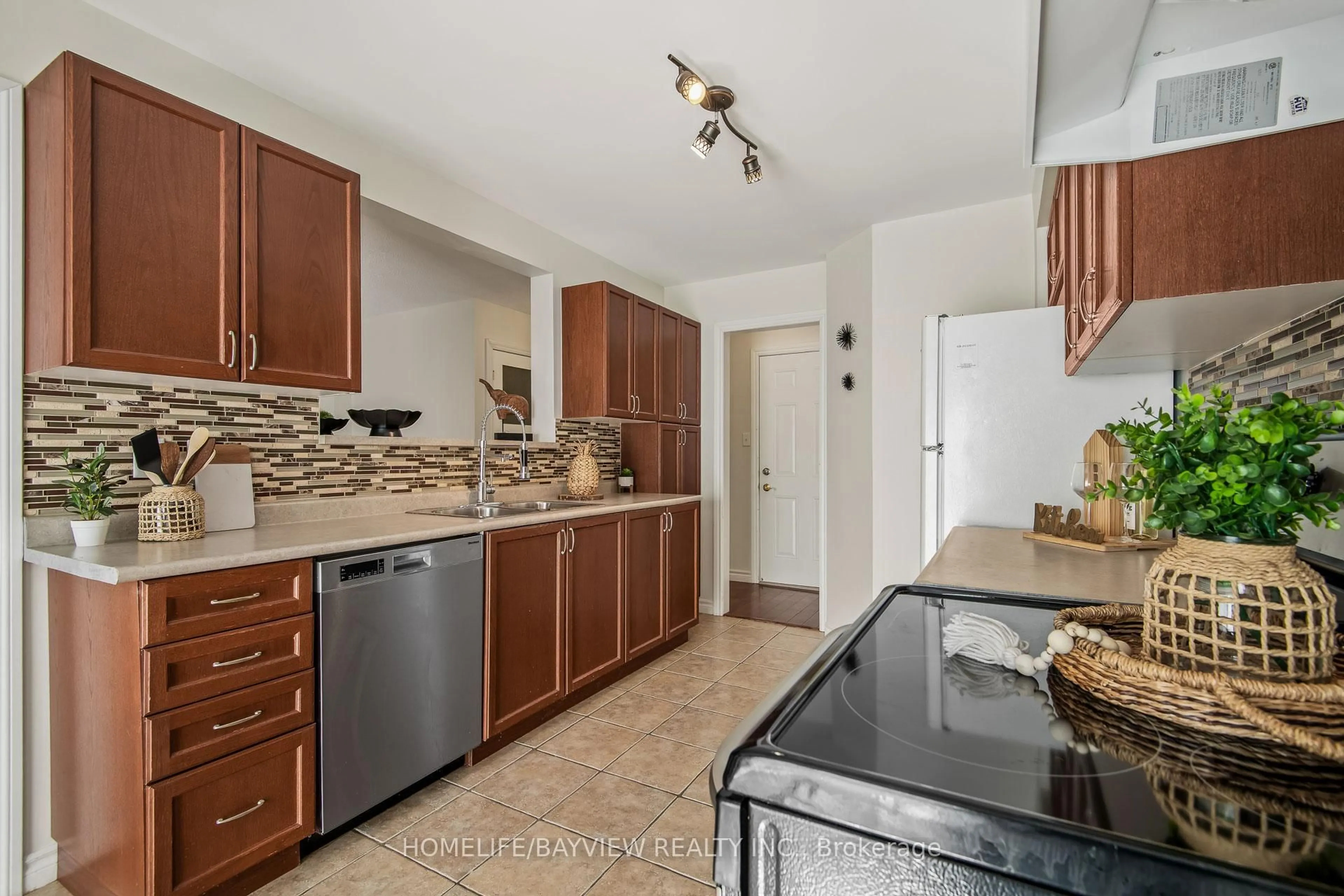 Standard kitchen, ceramic/tile floor for 71 Shalom Way Dr, Barrie Ontario L4N 5Y3