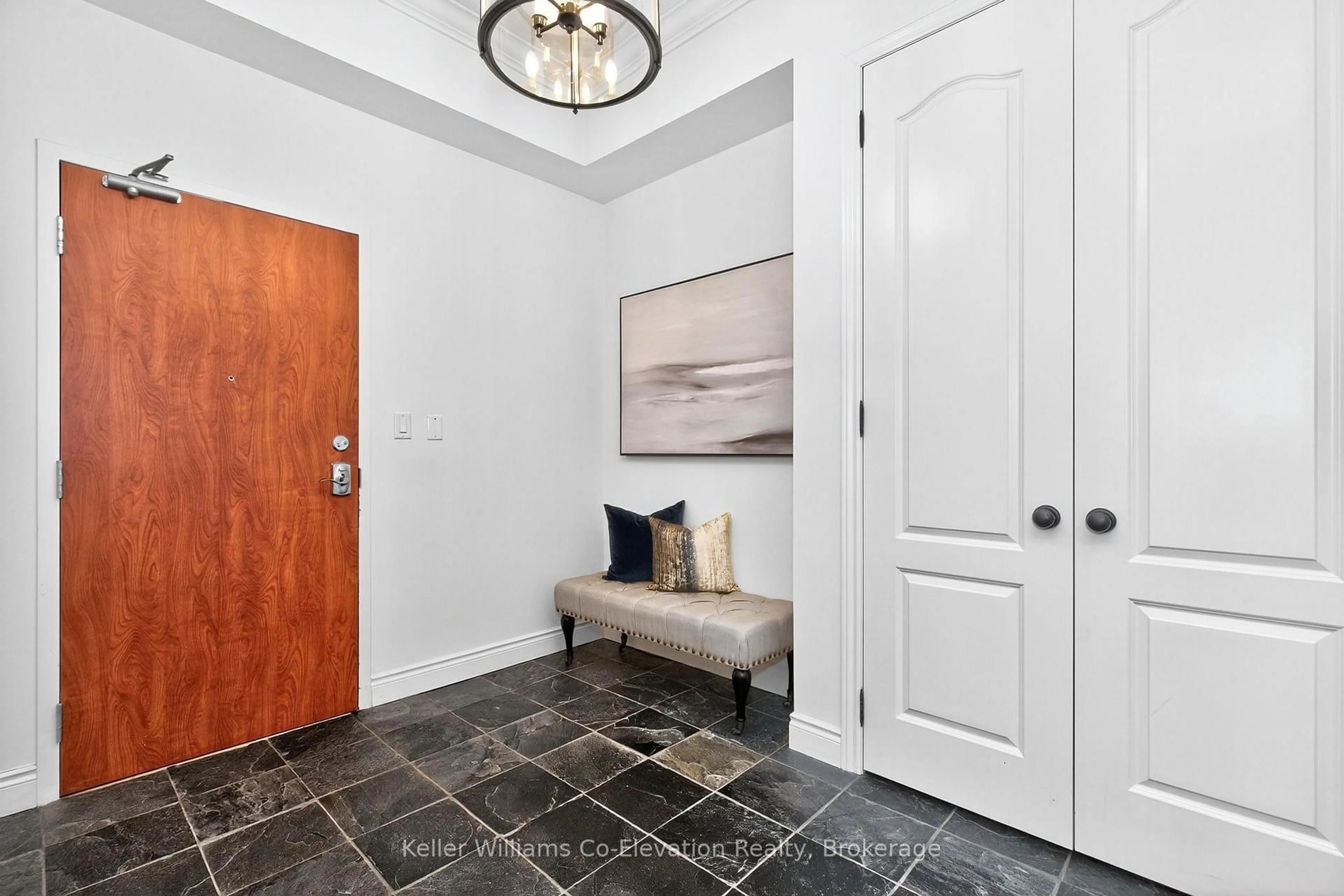 Indoor entryway for 699 Aberdeen Blvd #LPH01, Midland Ontario L4R 5P2