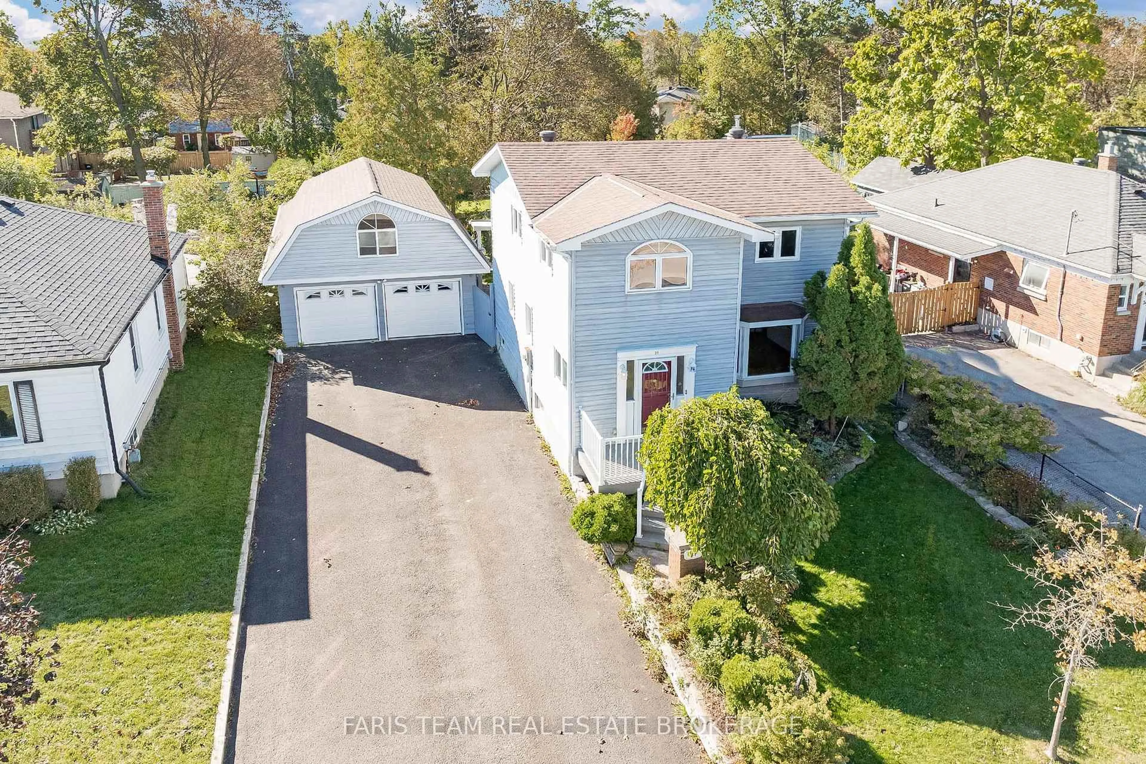 A pic from outside/outdoor area/front of a property/back of a property/a pic from drone, street for 31 Napier St, Barrie Ontario L4M 1W1