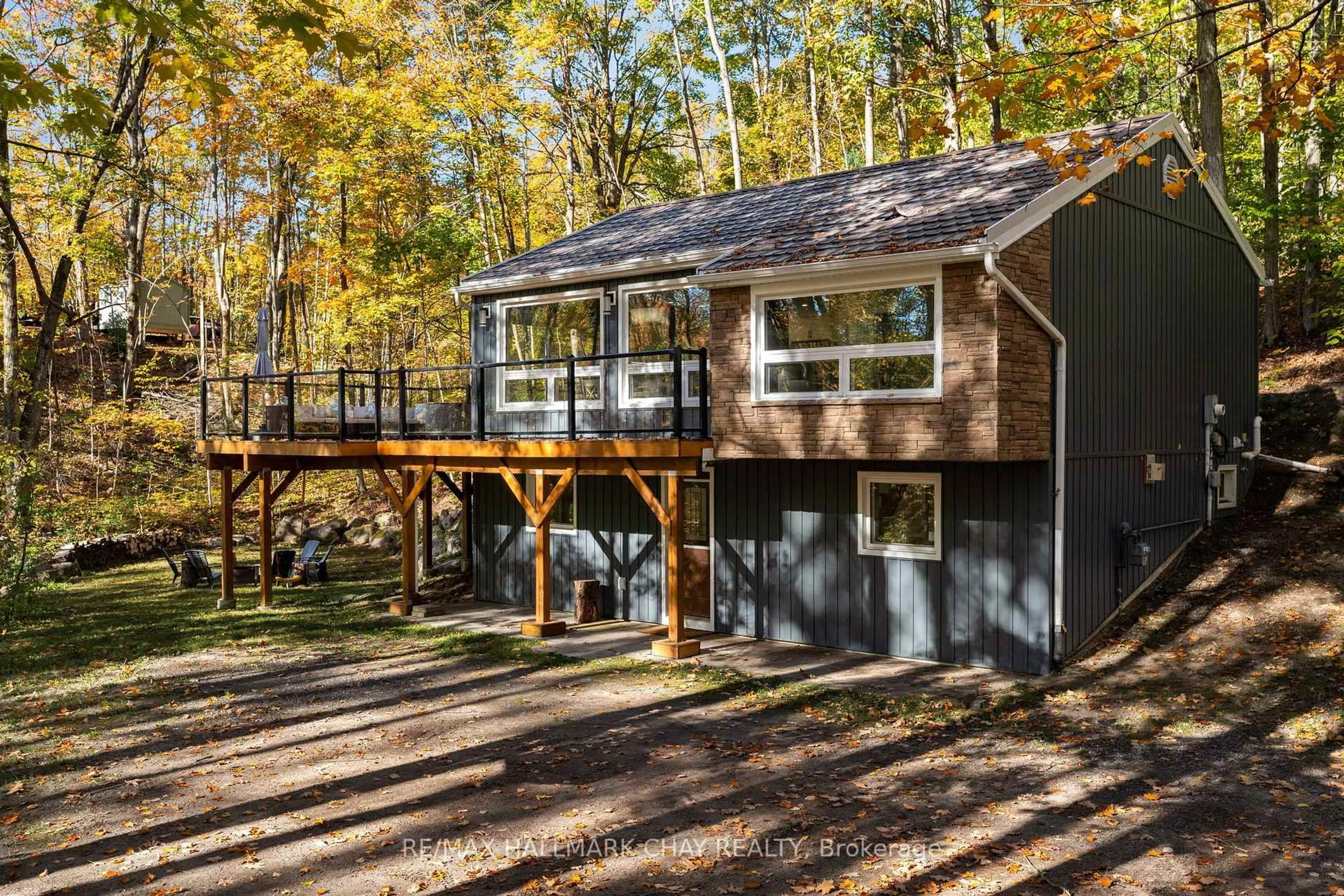 Home with vinyl exterior material, forest/trees view for 1 Iroquois Rdge, Oro-Medonte Ontario L0K 1E0