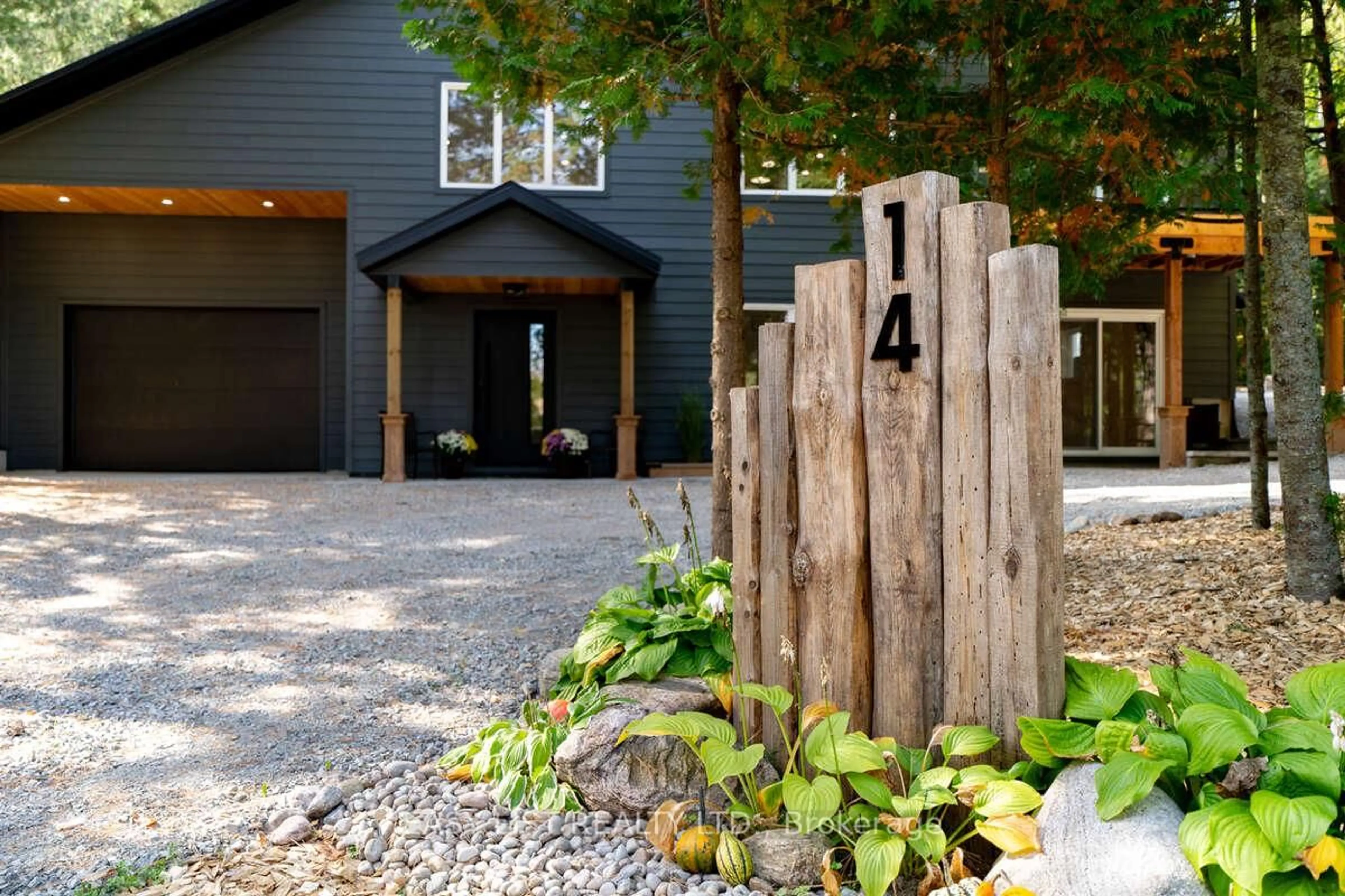 Indoor entryway for 14 Eagle Rd, Tiny Ontario L9M 0C2