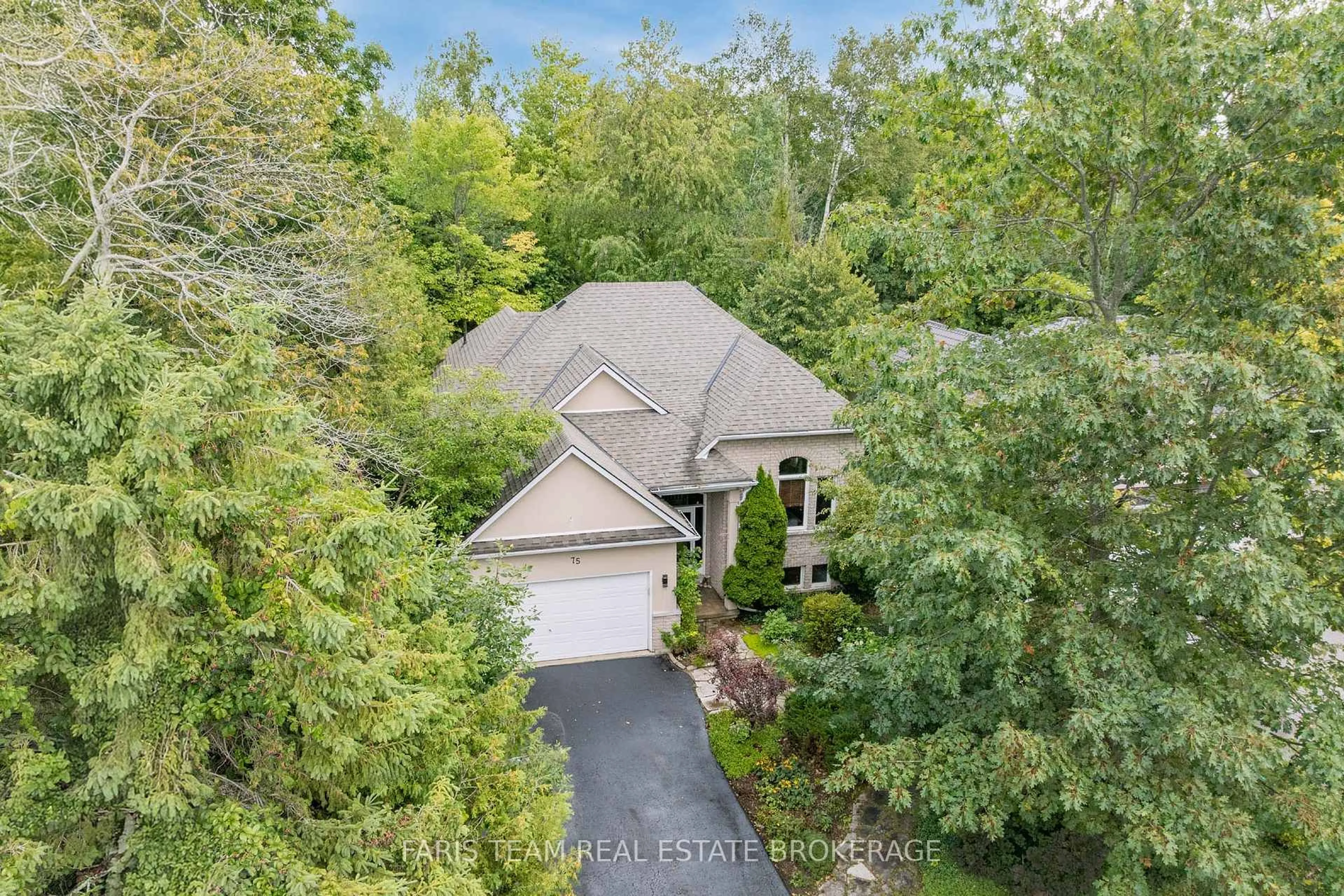 A pic from outside/outdoor area/front of a property/back of a property/a pic from drone, street for 75 62nd St, Wasaga Beach Ontario L9Z 1V5