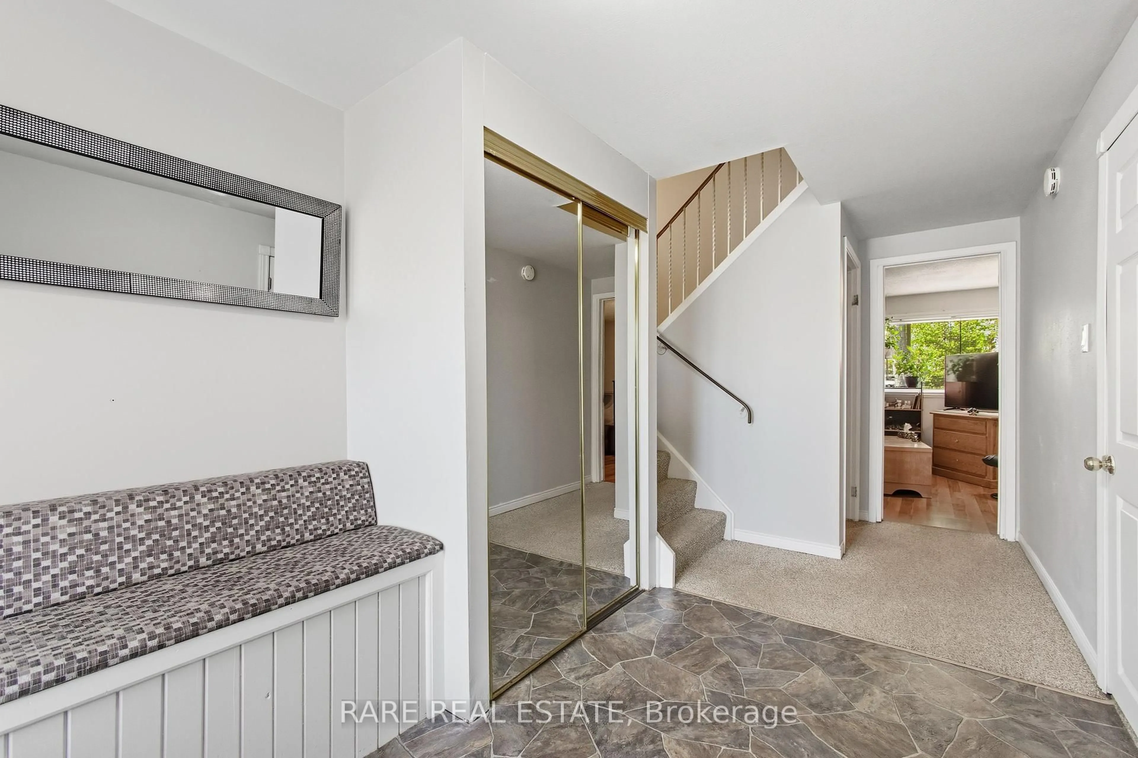 Indoor entryway for 66 Springdale Dr, Barrie Ontario L4M 5B3