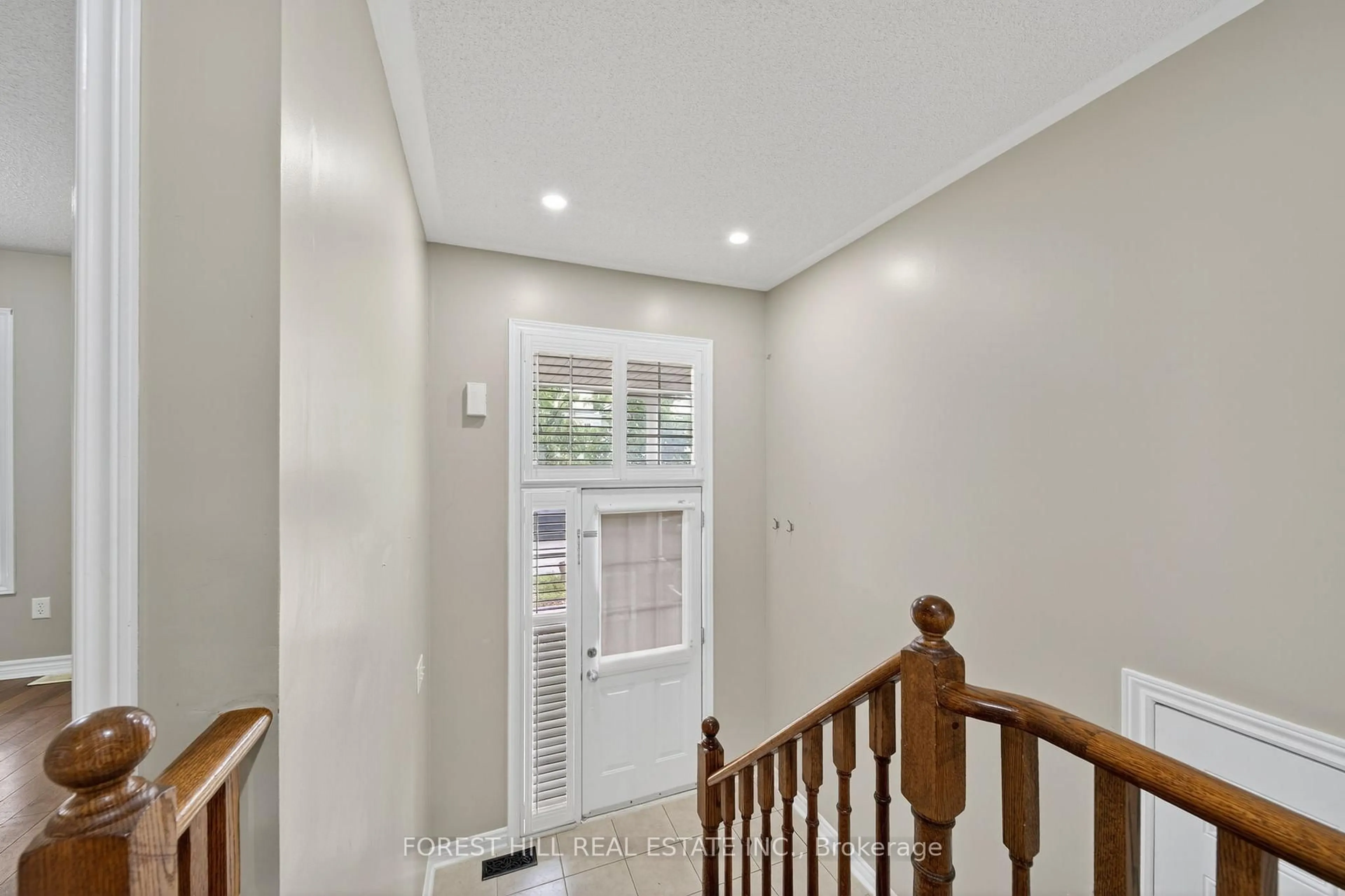 Indoor entryway for 70 Diana Way, Barrie Ontario L4M 7H9