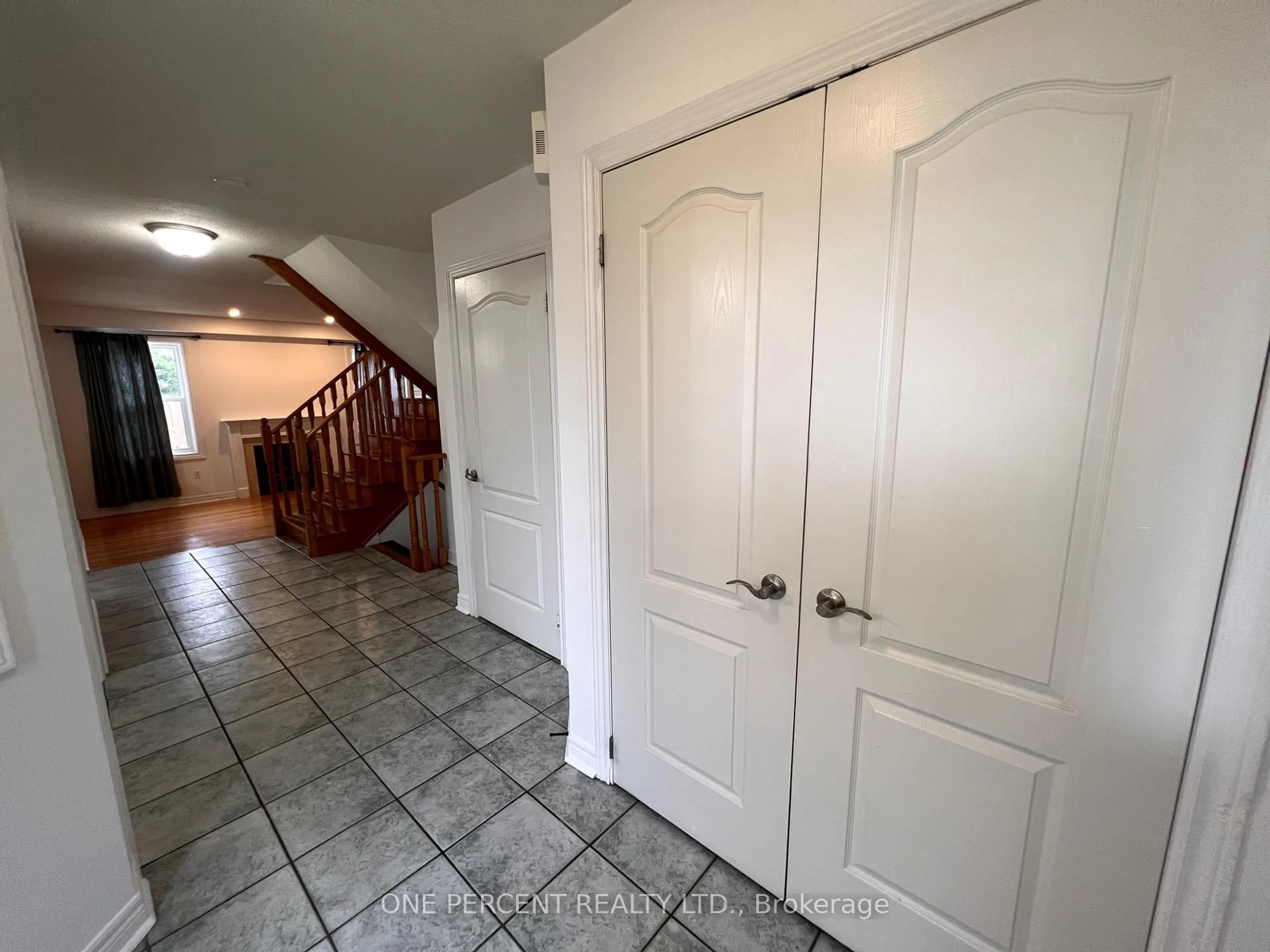 Indoor entryway for 10 ROYAL PARK Blvd, Barrie Ontario L4N 0G6