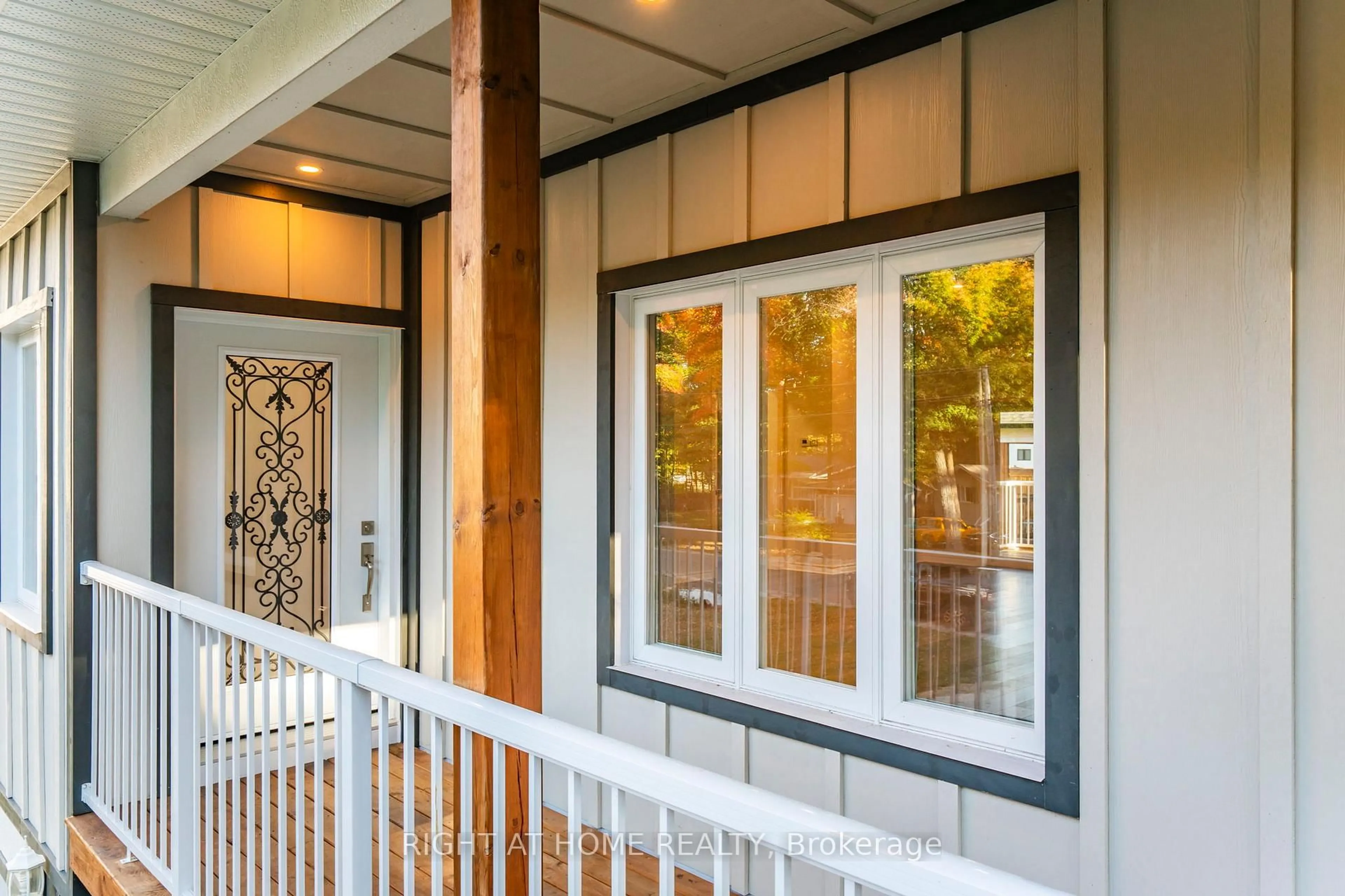 Indoor entryway for 50 Breithaupt Cres, Tiny Ontario L9M 0B2