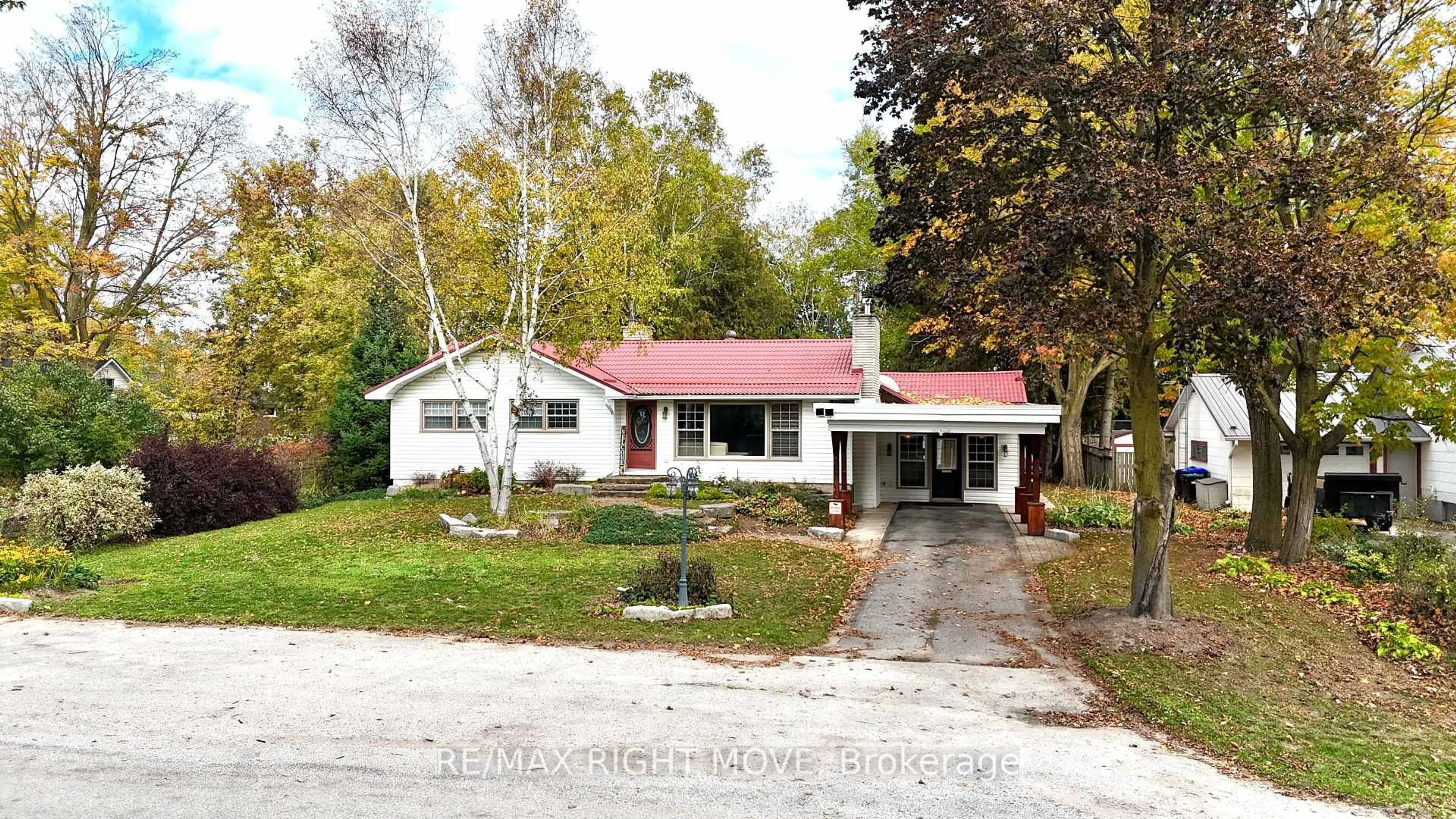 Home with vinyl exterior material, street for 234 Oak St, Clearview Ontario L0M 1S0