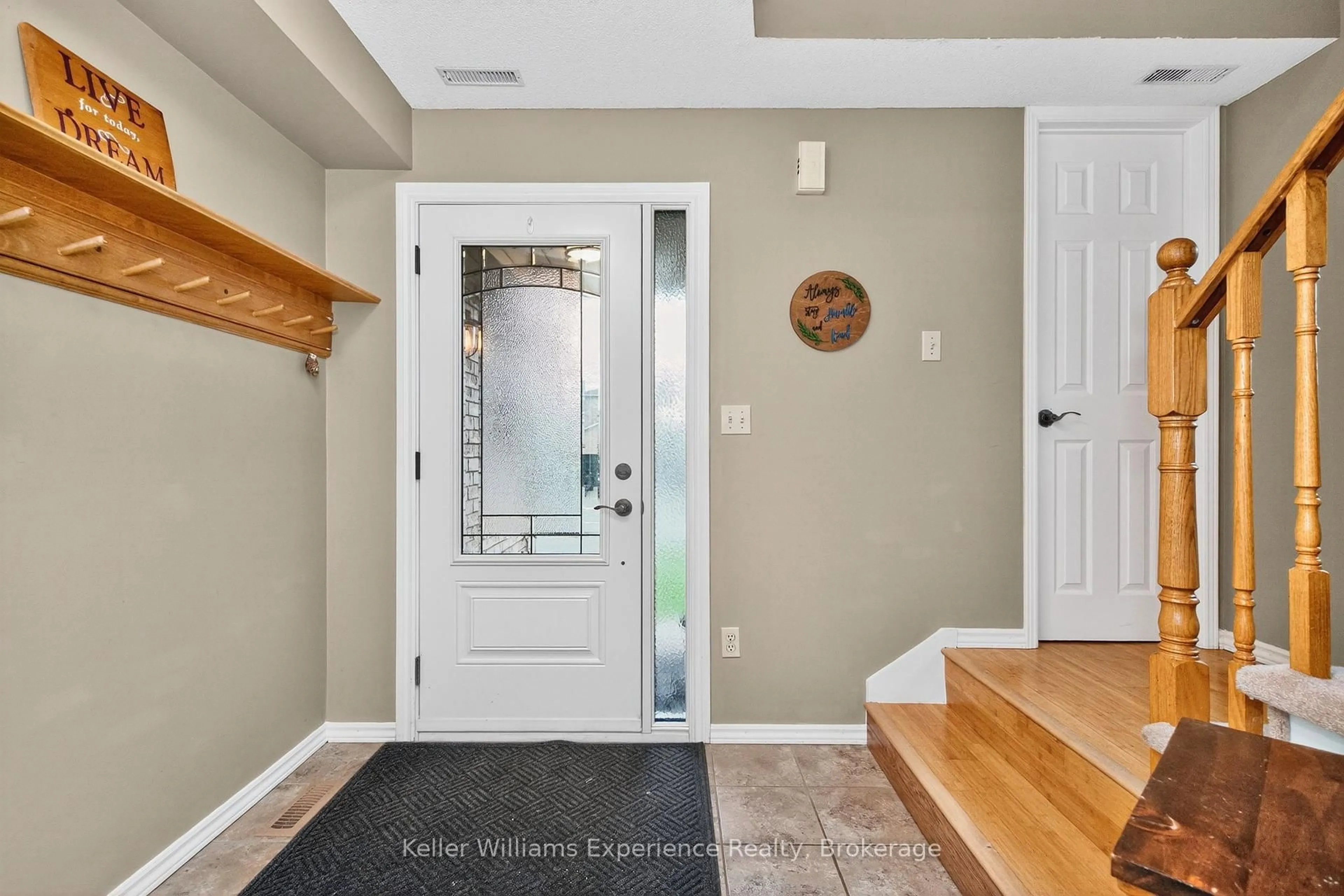 Indoor entryway for 22 Cartwright Dr, Barrie Ontario L4M 6E2