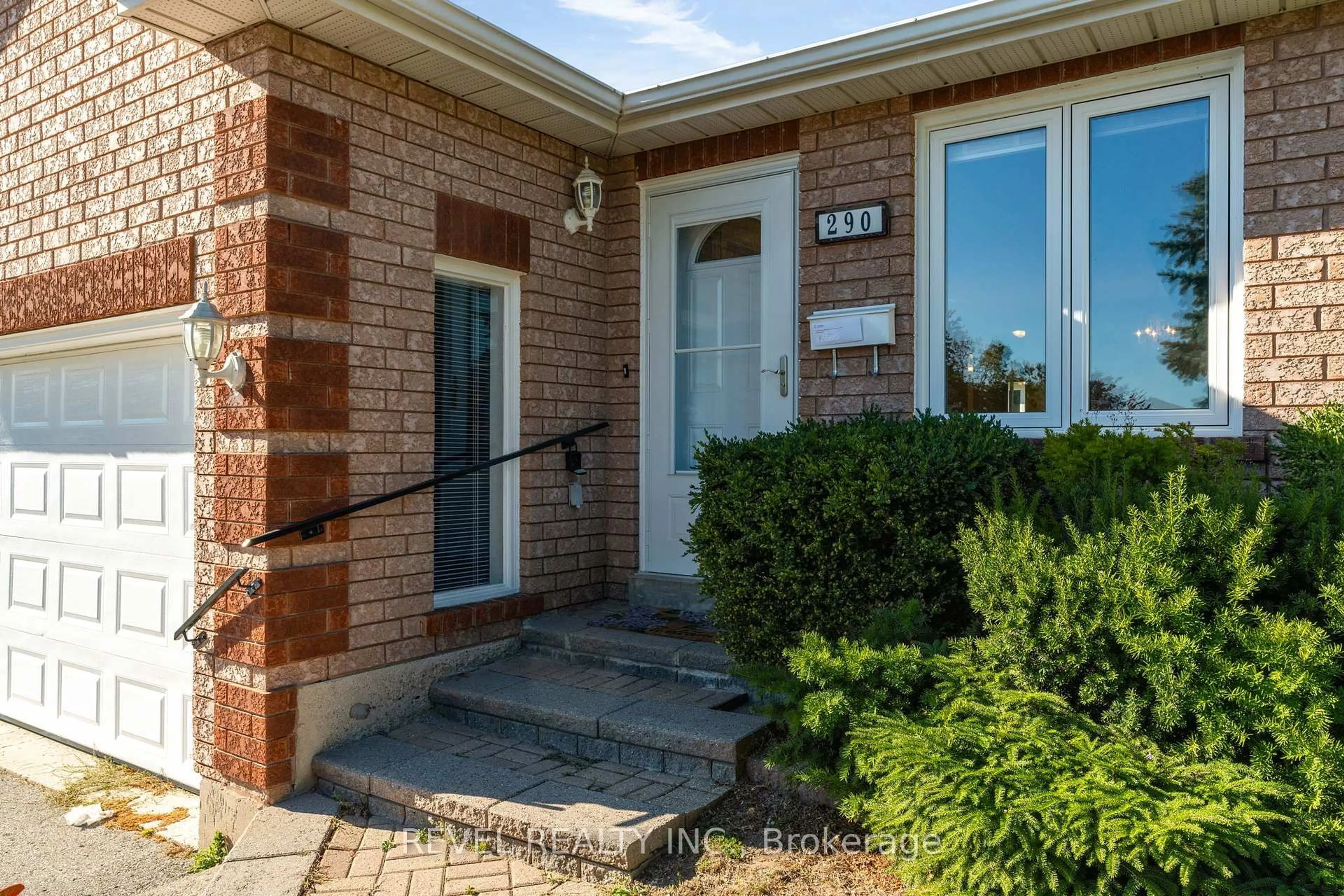 Home with brick exterior material, street for 290 Cundles Rd, Barrie Ontario L4N 7C9