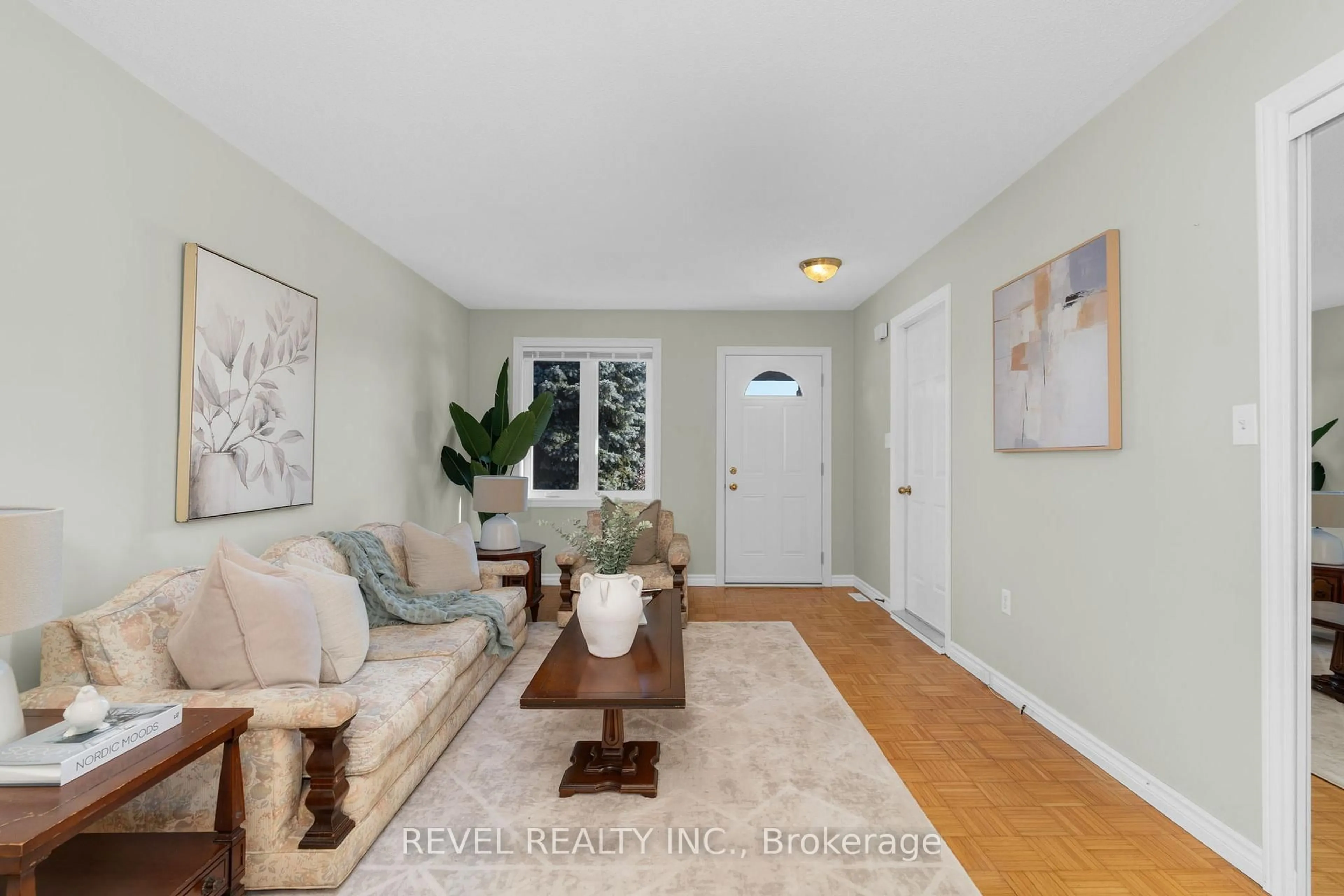 Living room with furniture, unknown for 290 Cundles Rd, Barrie Ontario L4N 7C9