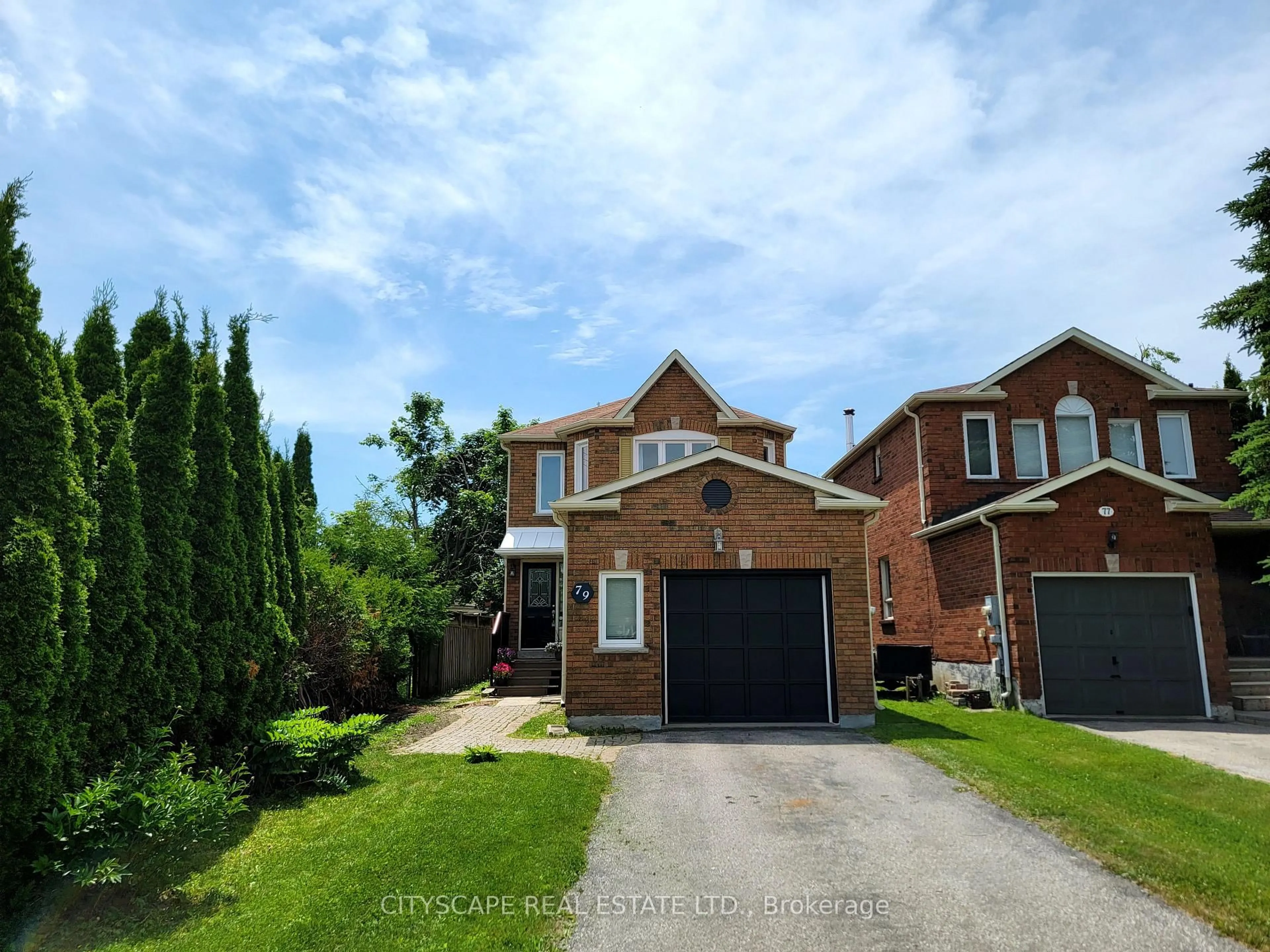 A pic from outside/outdoor area/front of a property/back of a property/a pic from drone, street for 79 Weatherup Cres, Barrie Ontario L4N 7J7