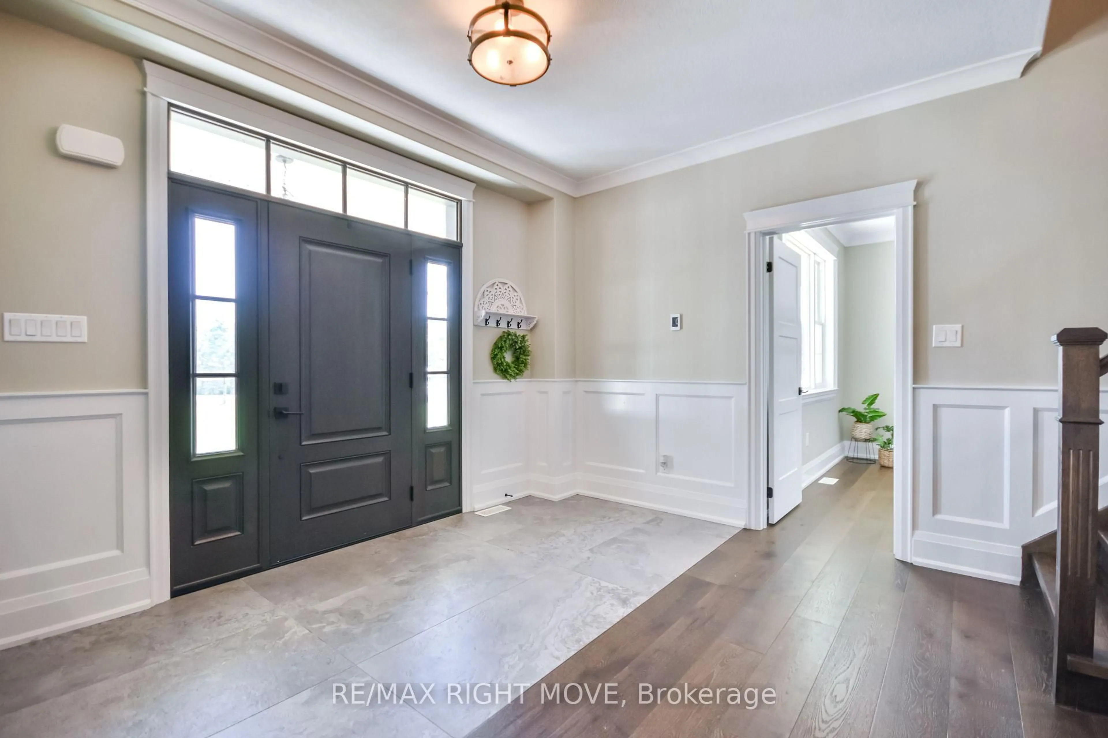 Indoor entryway for 2448 Stockdale Rd, Severn Ontario L3V 6P9