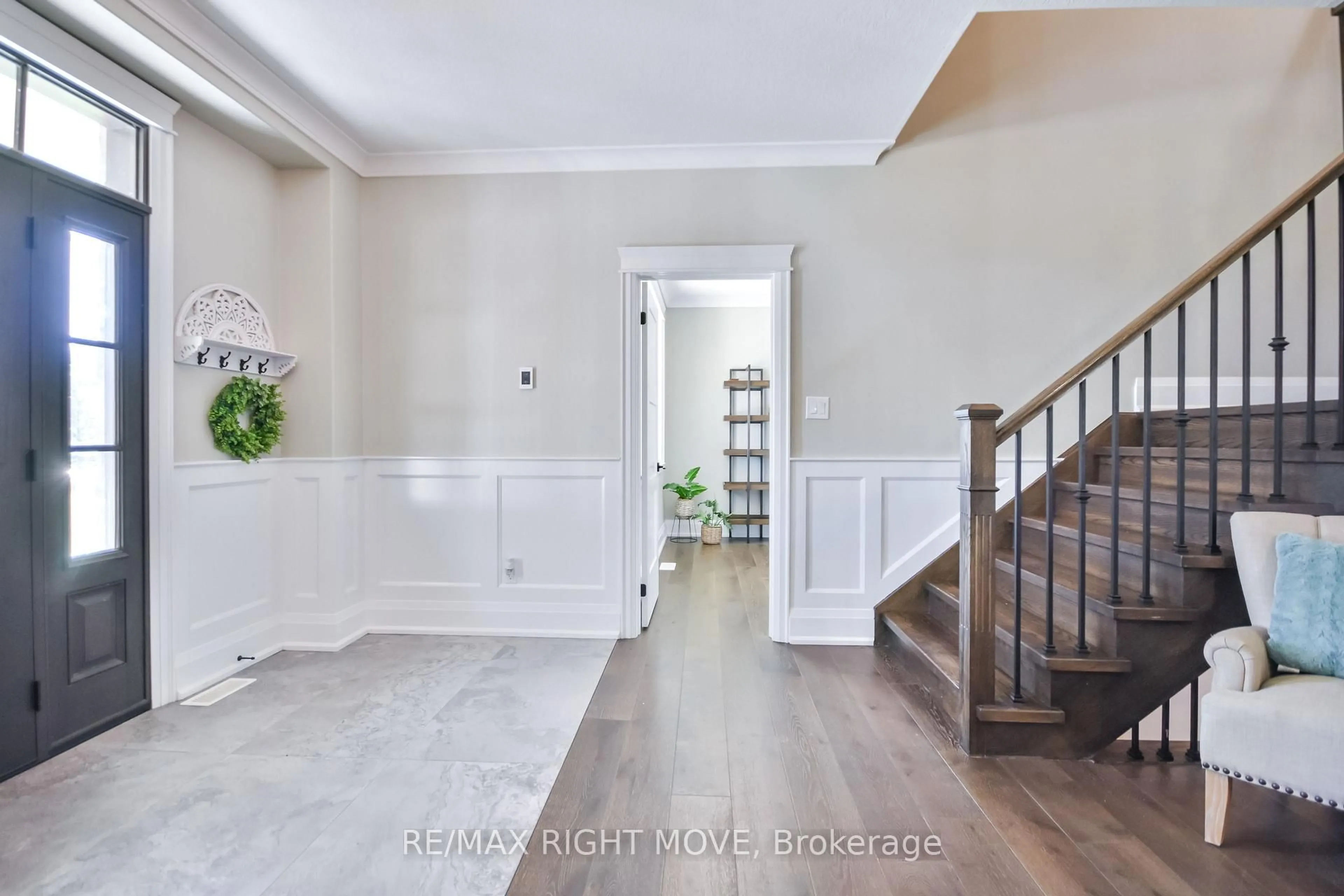 Indoor entryway for 2448 Stockdale Rd, Severn Ontario L3V 6P9