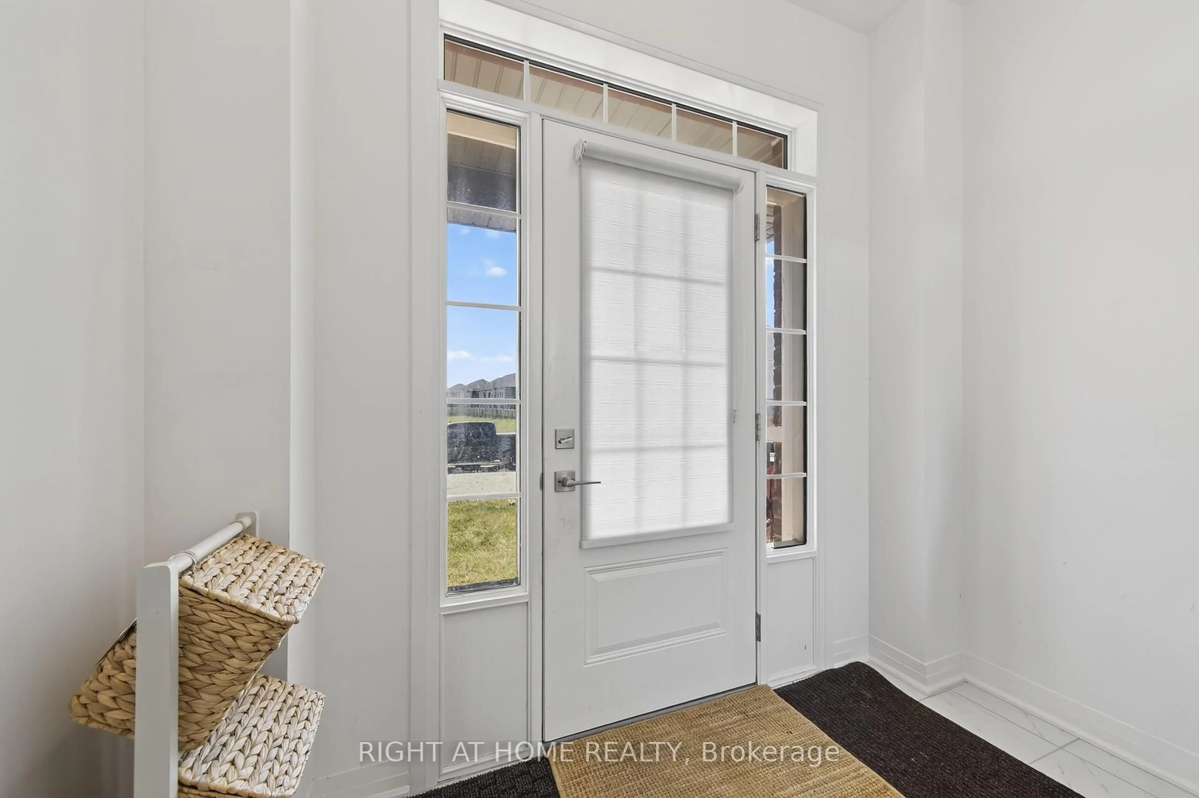 Indoor entryway for 86 West Oak Tr, Barrie Ontario L9J 0K8