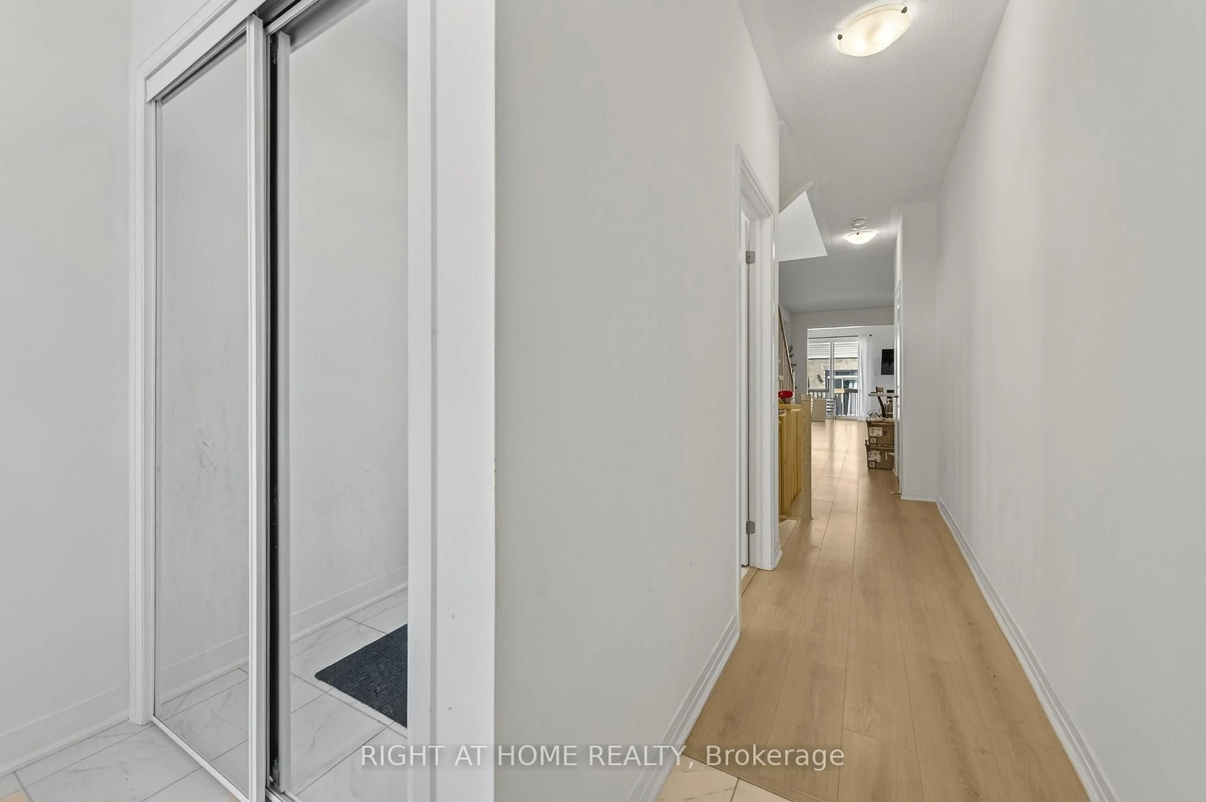 Indoor foyer for 86 West Oak Tr, Barrie Ontario L9J 0K8