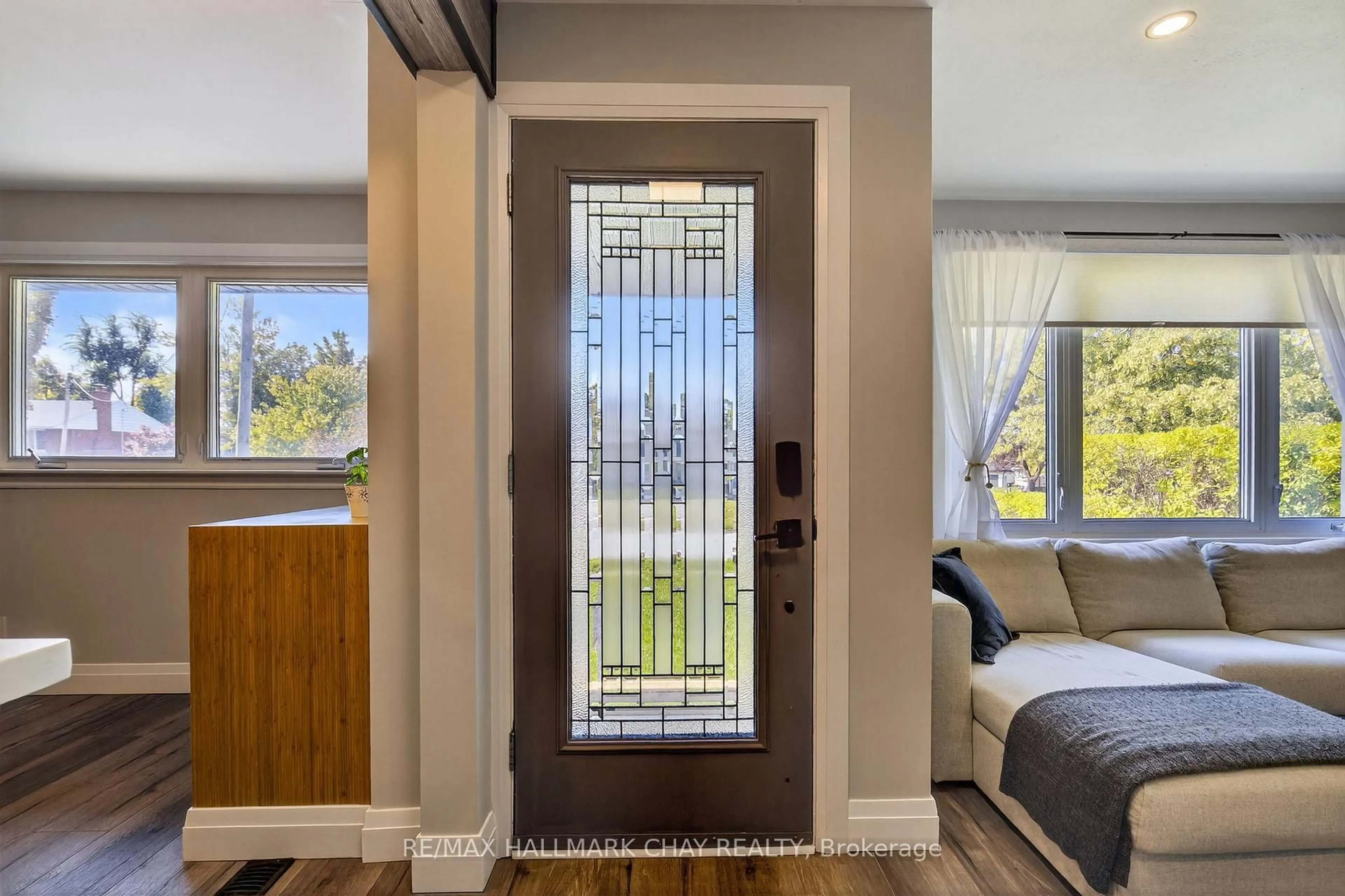 Indoor entryway for 64 Marion Cres, Barrie Ontario L4M 2L3