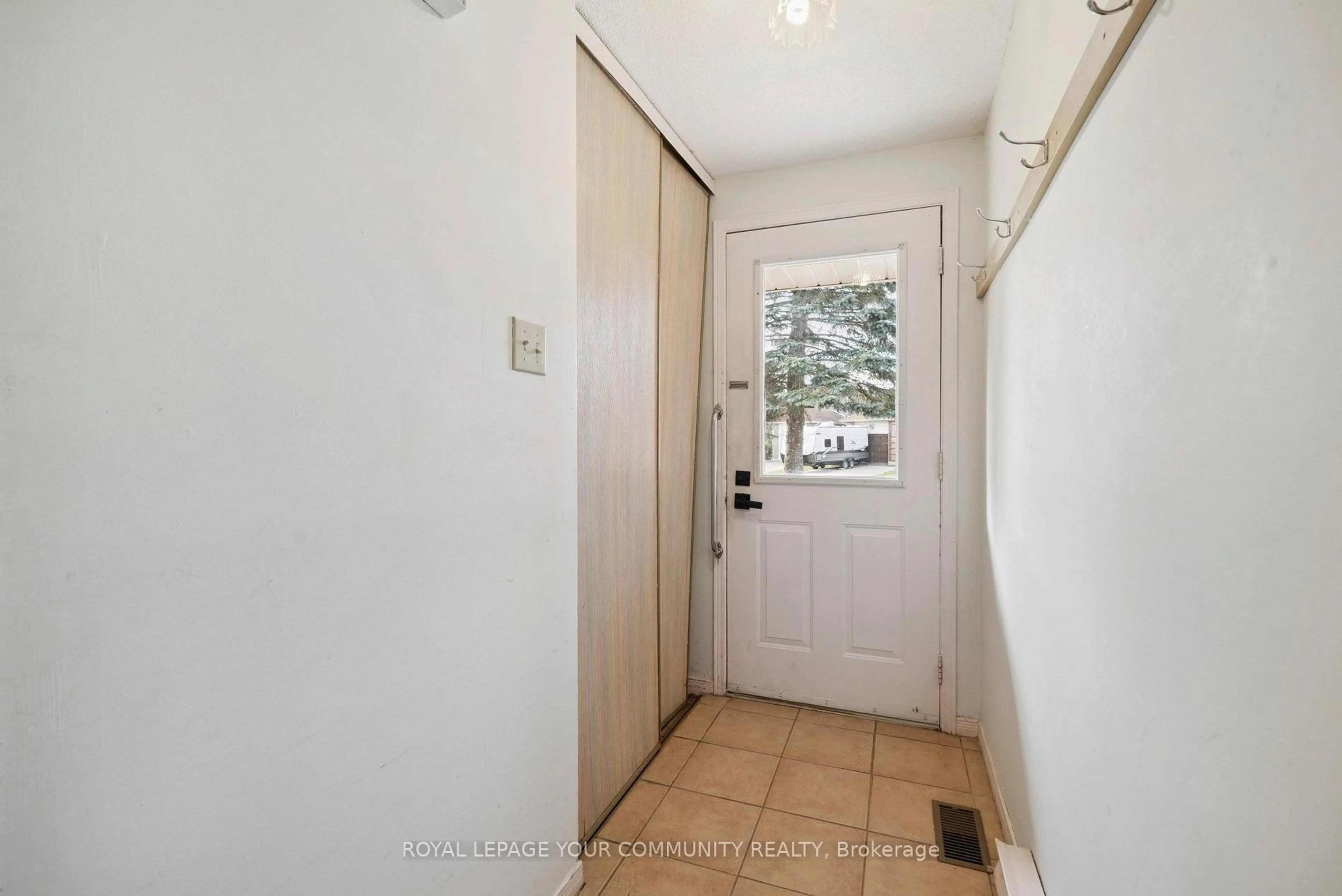 Indoor entryway for 71 Geddes Cres, Barrie Ontario L4N 7B1