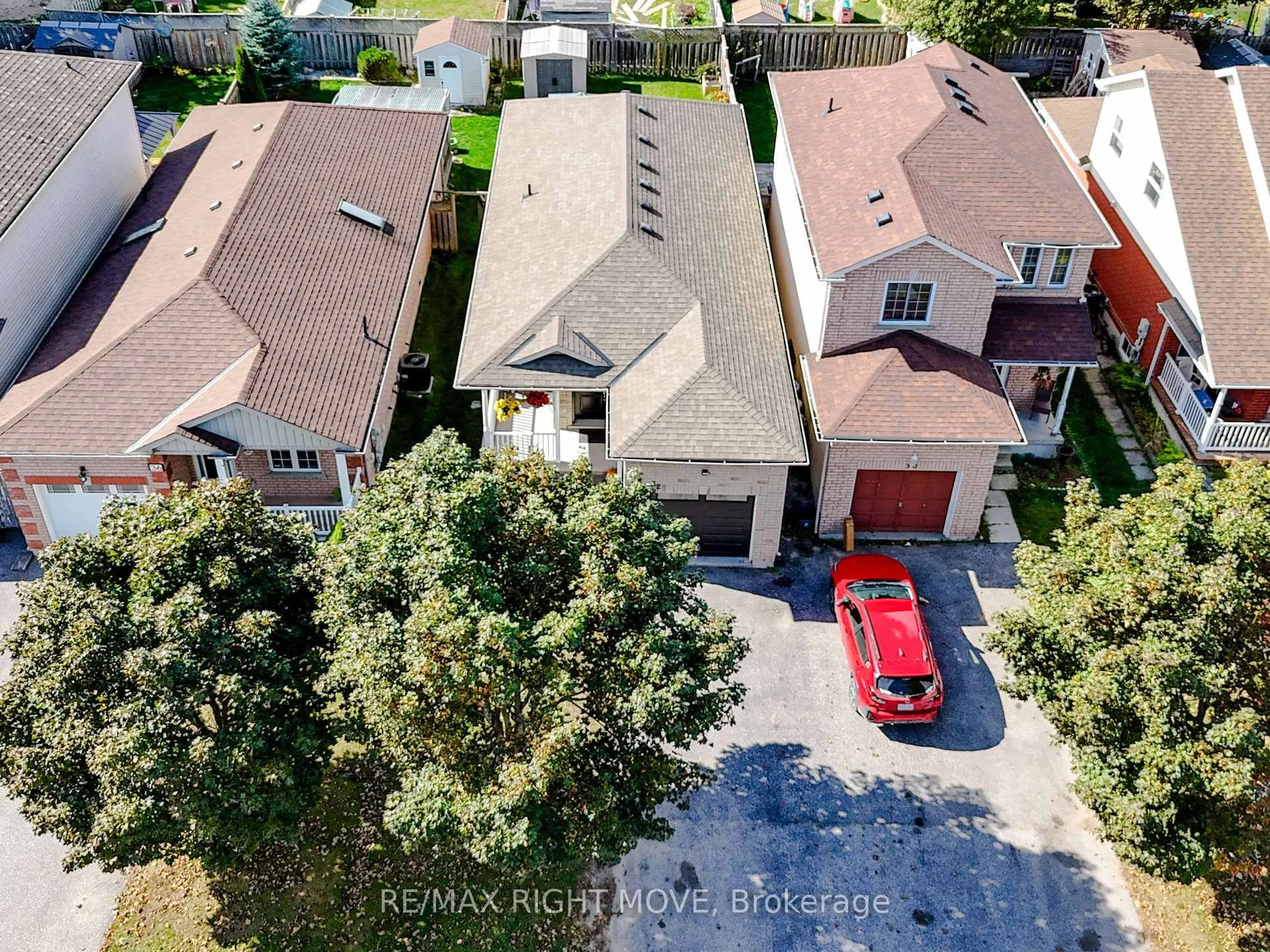 A pic from outside/outdoor area/front of a property/back of a property/a pic from drone, street for 32 Julia Cres, Orillia Ontario L3V 7Z1