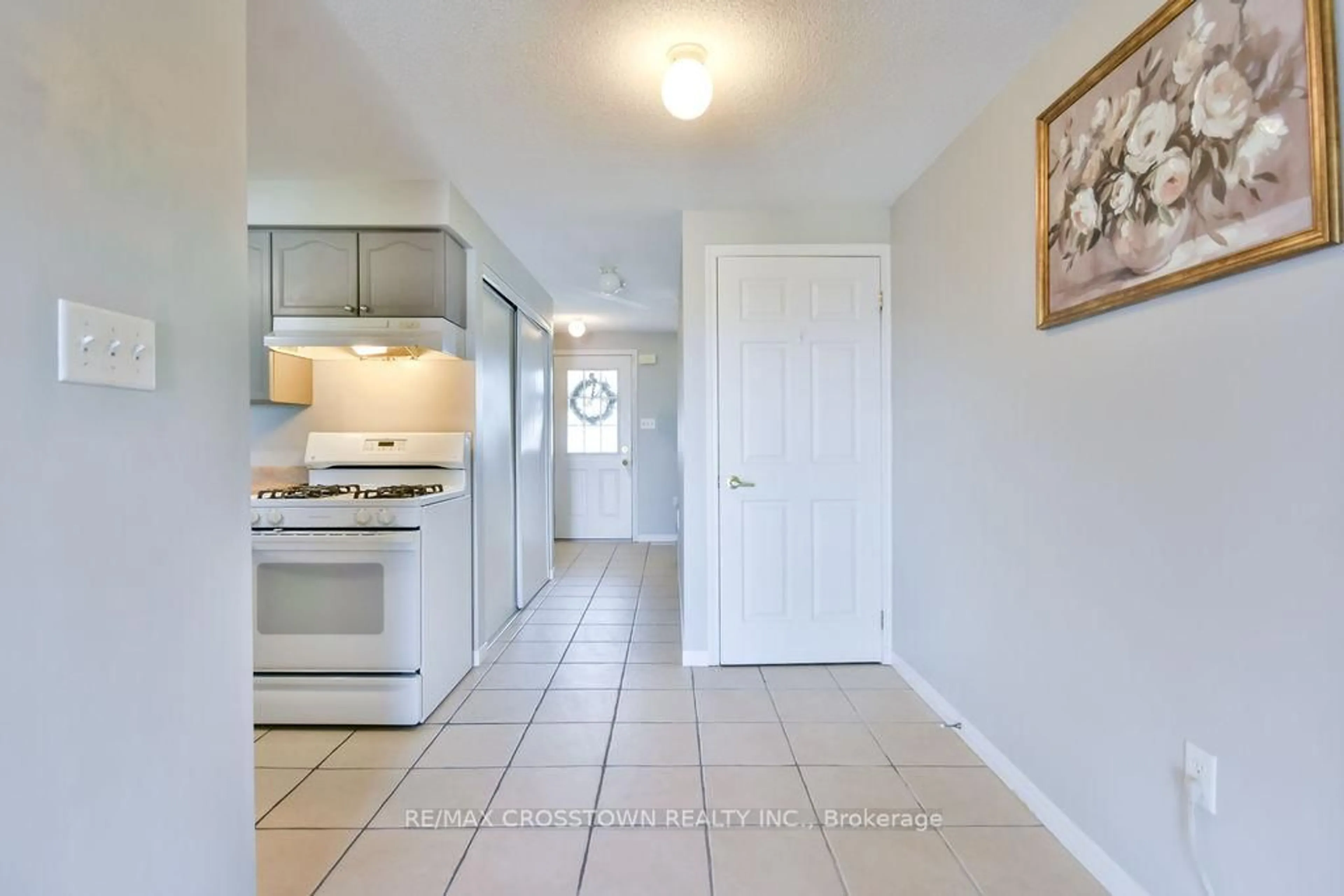 Indoor entryway for 71 Goodwin Dr, Barrie Ontario L4M 3T1