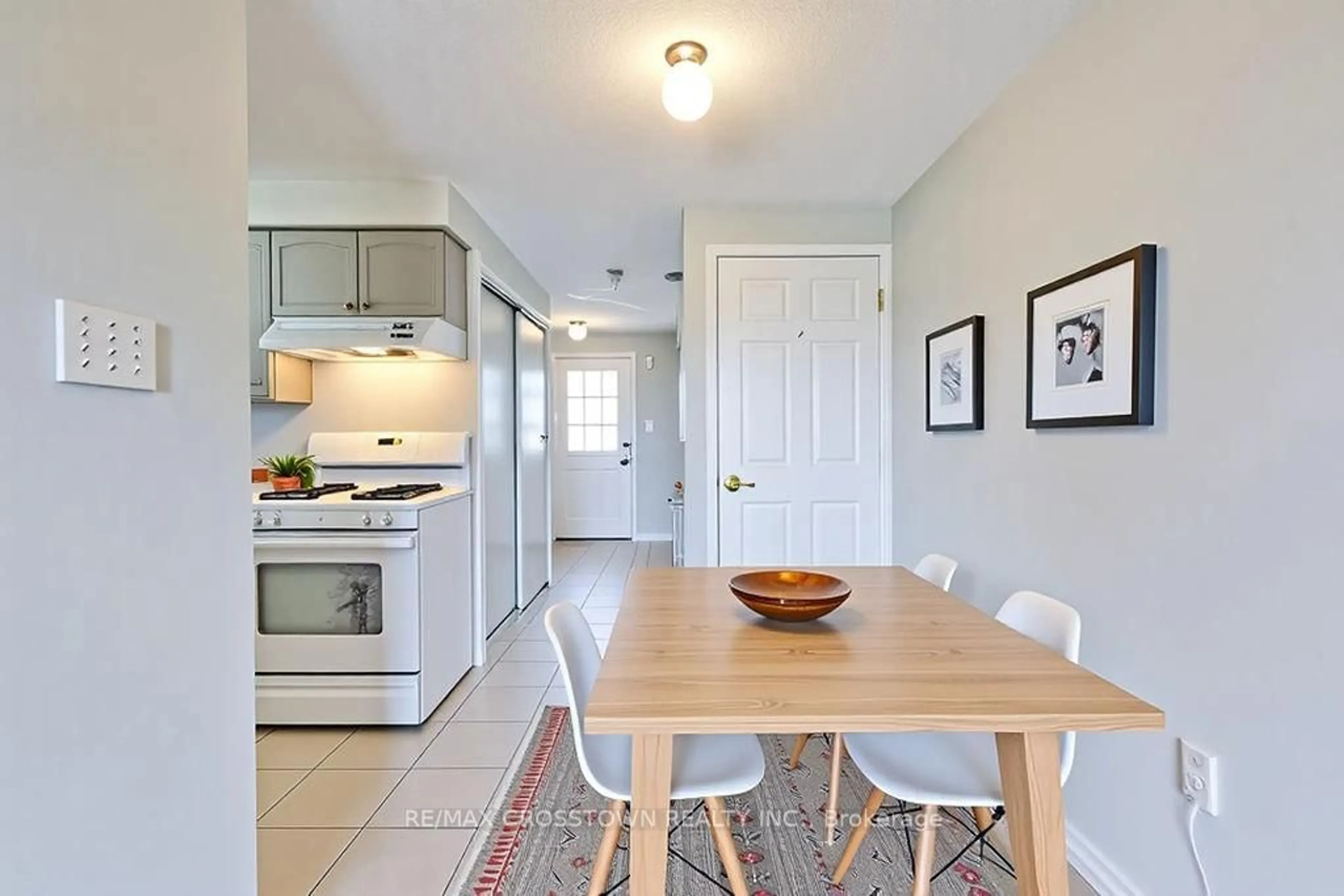 Standard kitchen, ceramic/tile floor for 71 Goodwin Dr, Barrie Ontario L4M 3T1