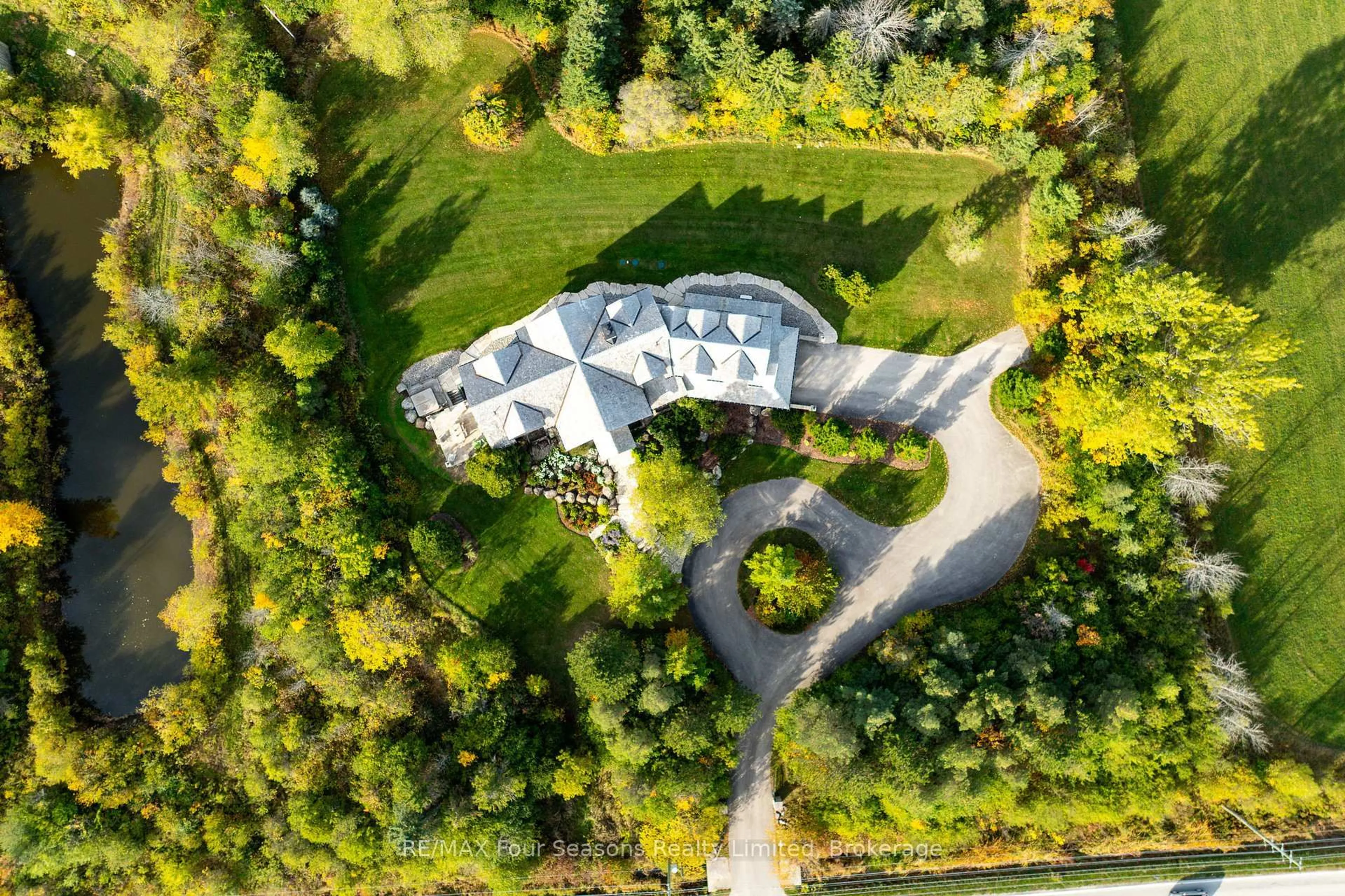 A pic from outside/outdoor area/front of a property/back of a property/a pic from drone, unknown for 2710 Nottawasaga 10 Concession, Clearview Ontario L0M 1P0