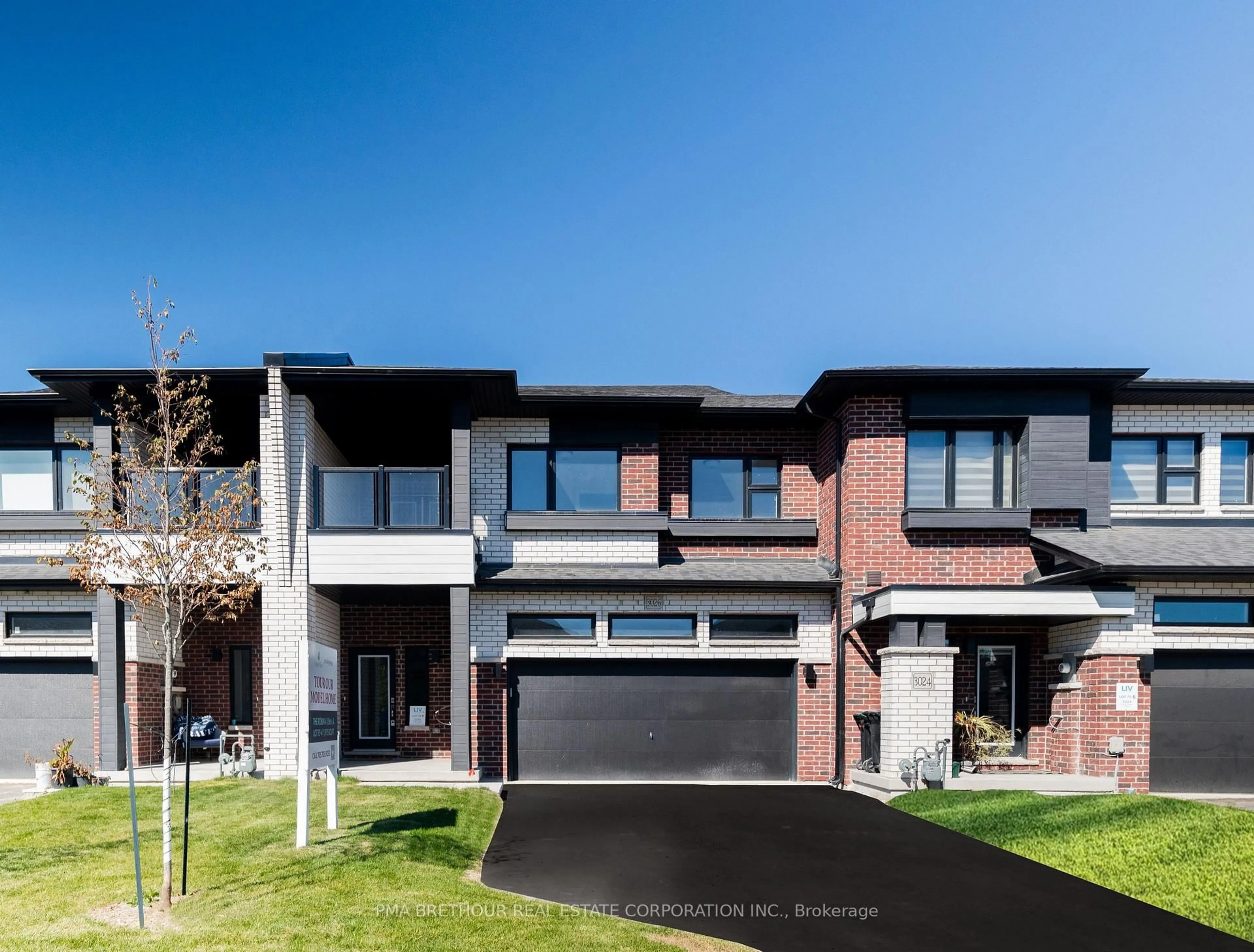 Home with brick exterior material, street for 3026 Sandy Acres Ave, Severn Ontario L3V 0Y4