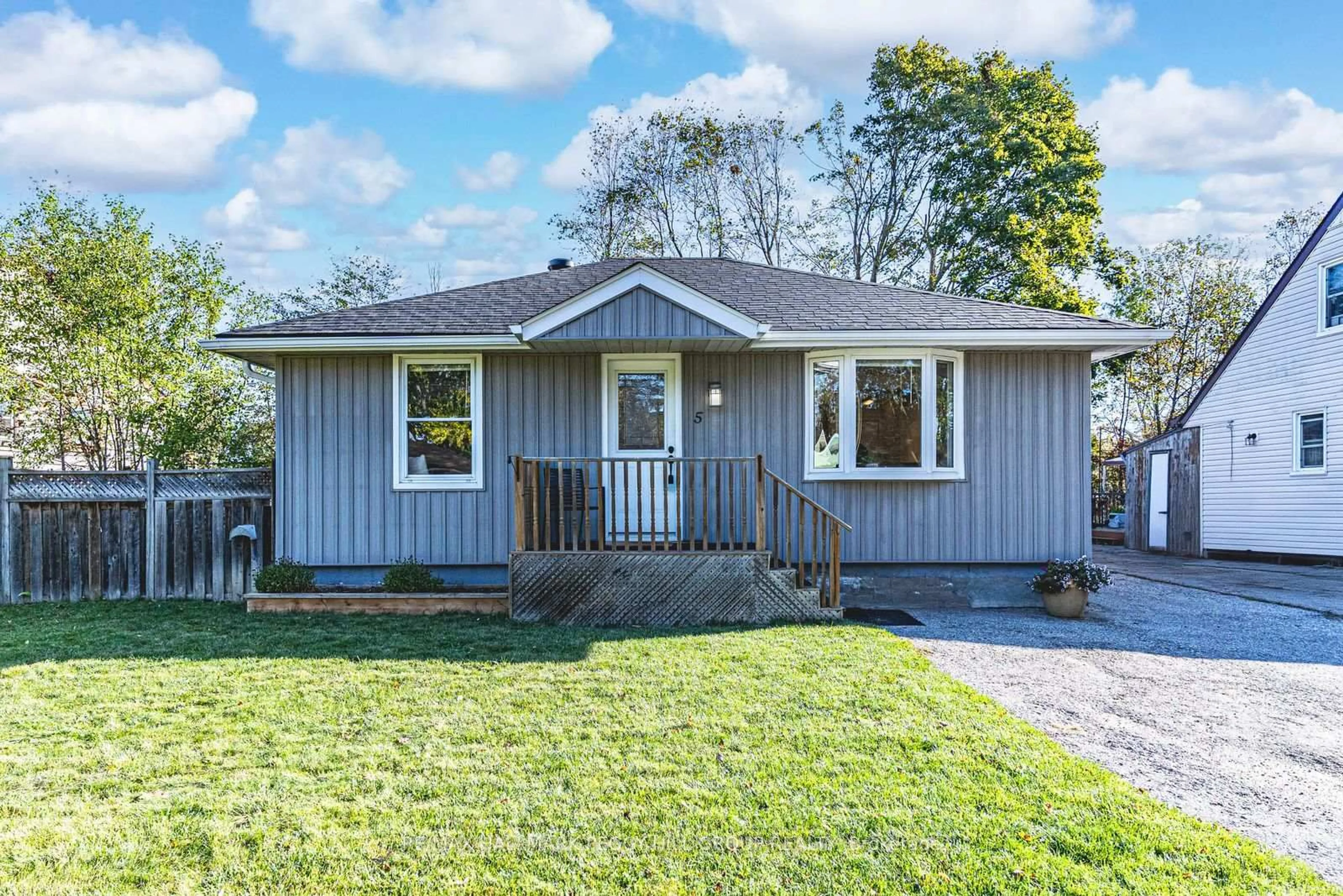 Home with vinyl exterior material, street for 5 Newton St, Barrie Ontario L4M 3N2