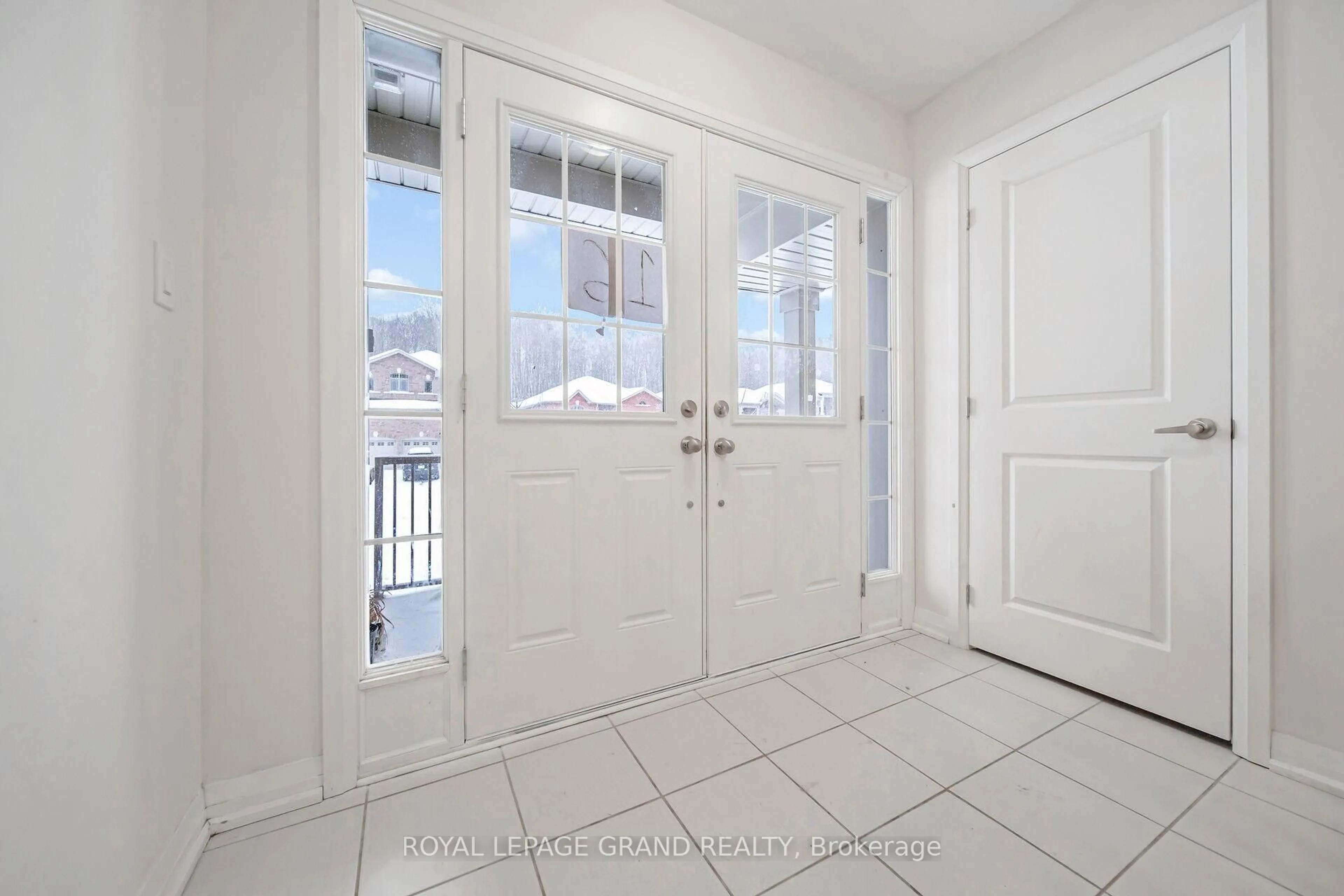 Indoor entryway for 16 Revol Rd, Penetanguishene Ontario L9M 0W8