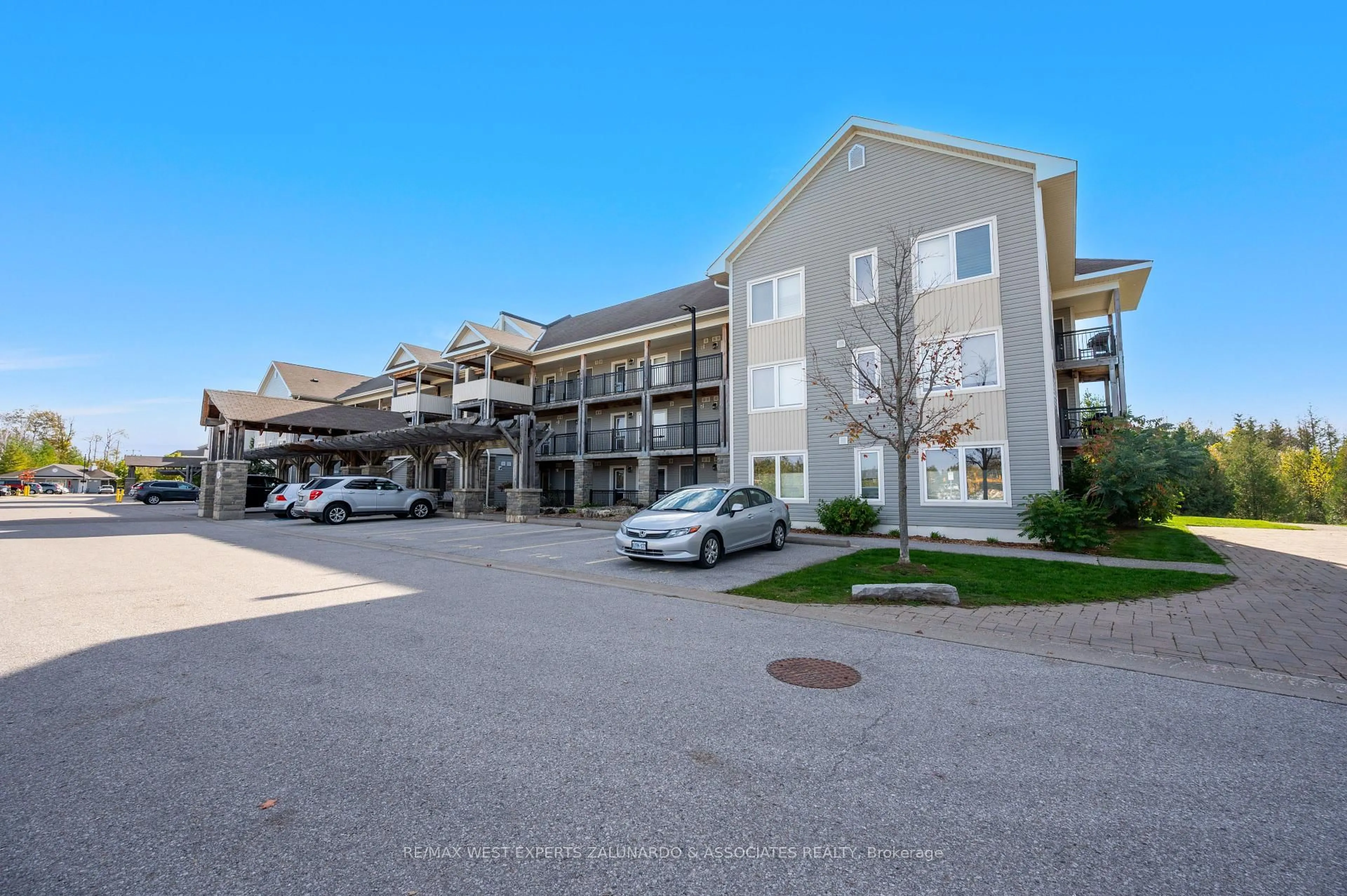 Patio, unknown for 8 Brandy Lane Dr #305, Collingwood Ontario L9Y 0X4