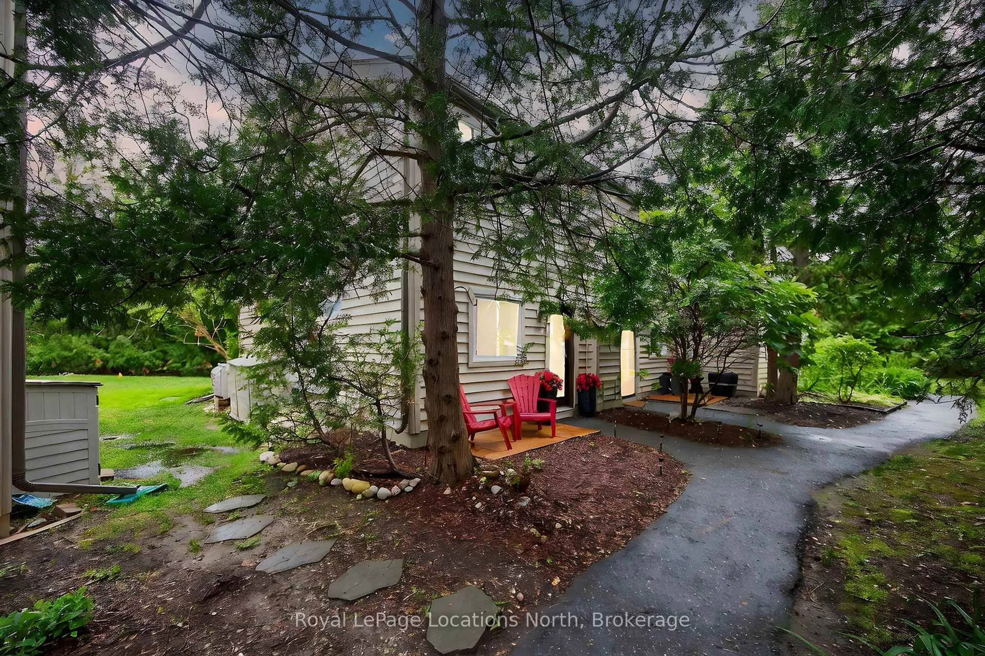 A pic from outside/outdoor area/front of a property/back of a property/a pic from drone, street for 5 Dawson Dr #305, Collingwood Ontario L9Y 5B4