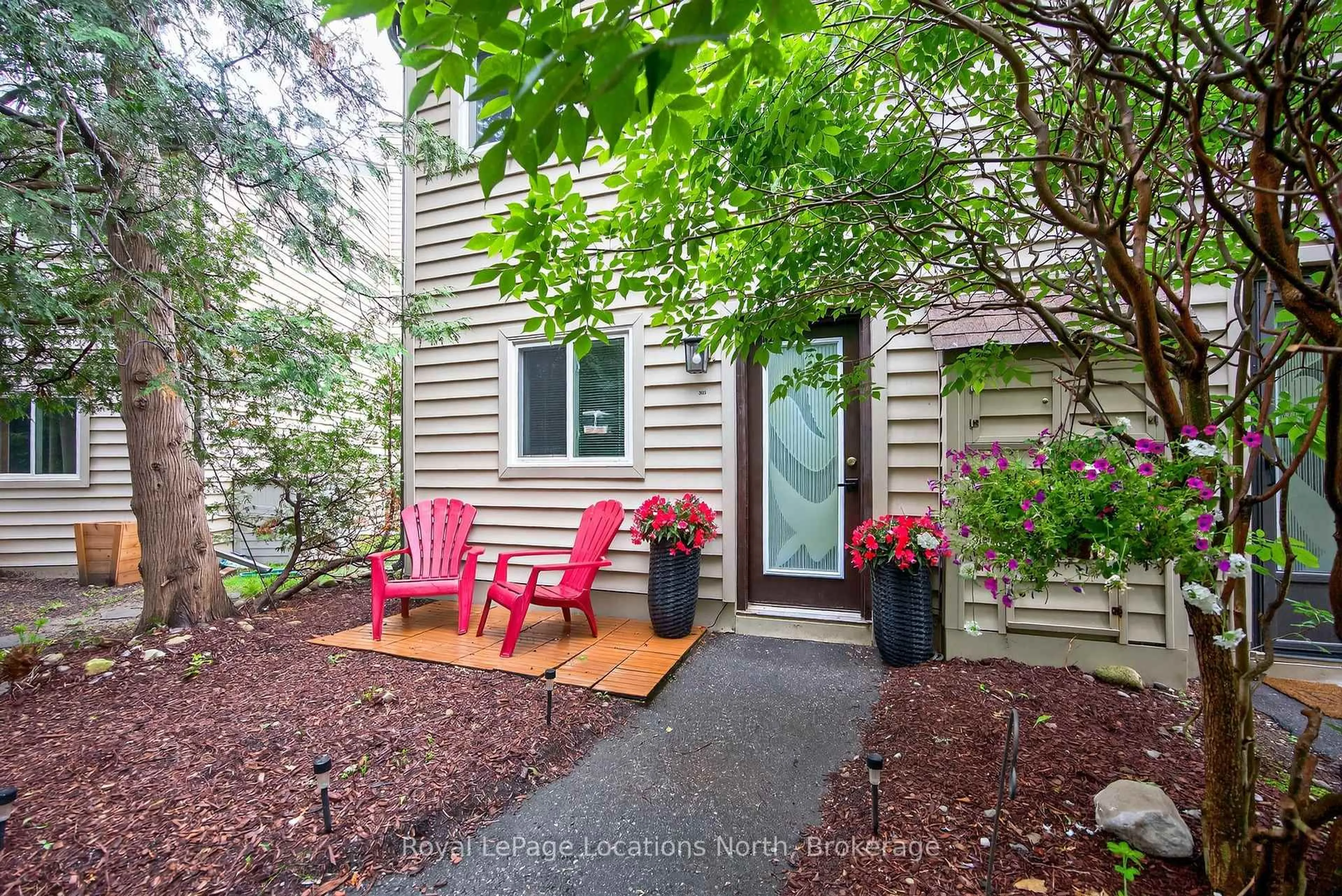 Patio, street for 5 Dawson Dr #305, Collingwood Ontario L9Y 5B4