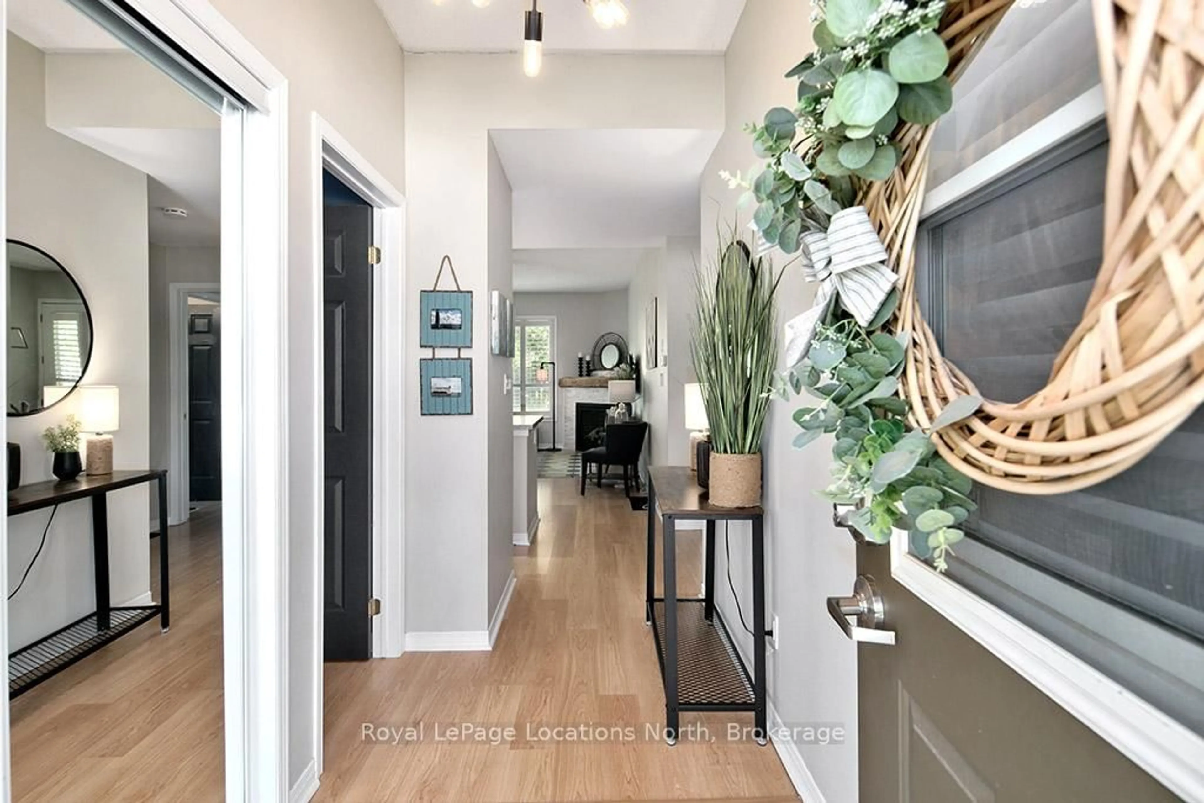 Indoor entryway for 918 Cedar Pointe Crt, Collingwood Ontario L9Y 5C7