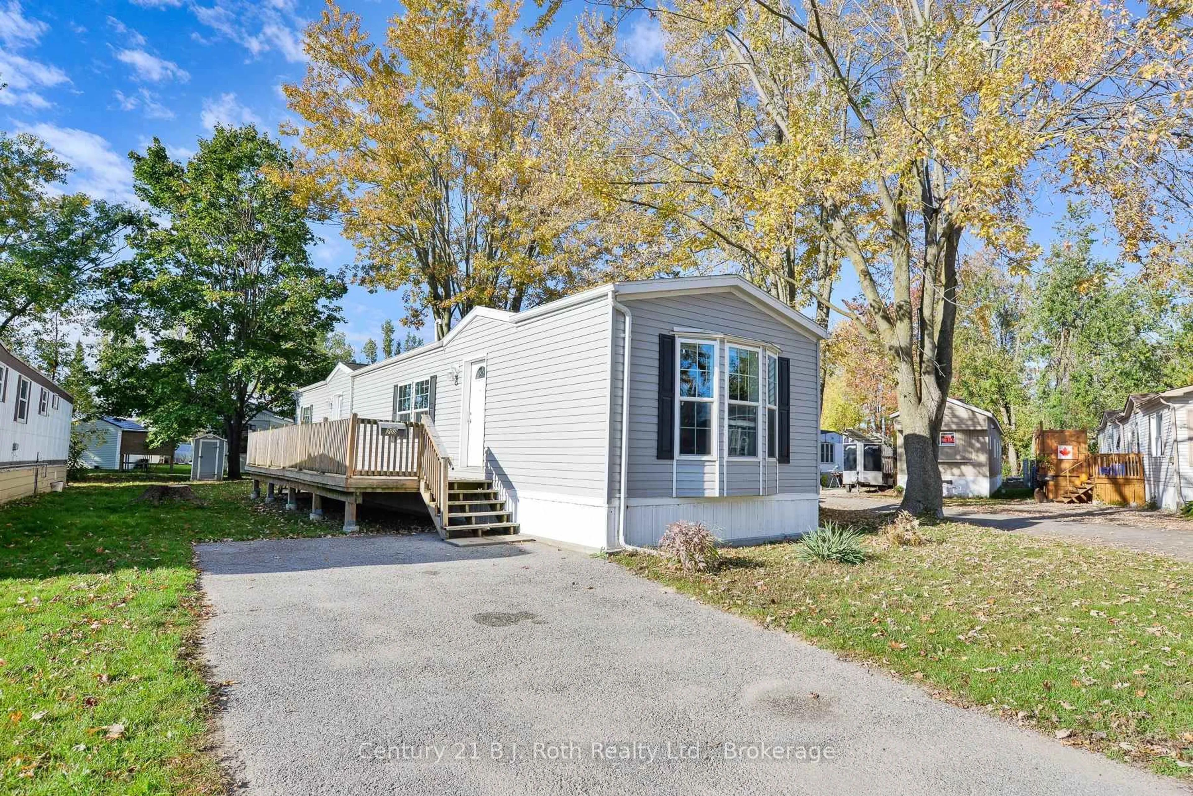Home with vinyl exterior material, street for 580 West St #200, Orillia Ontario L3V 6L8