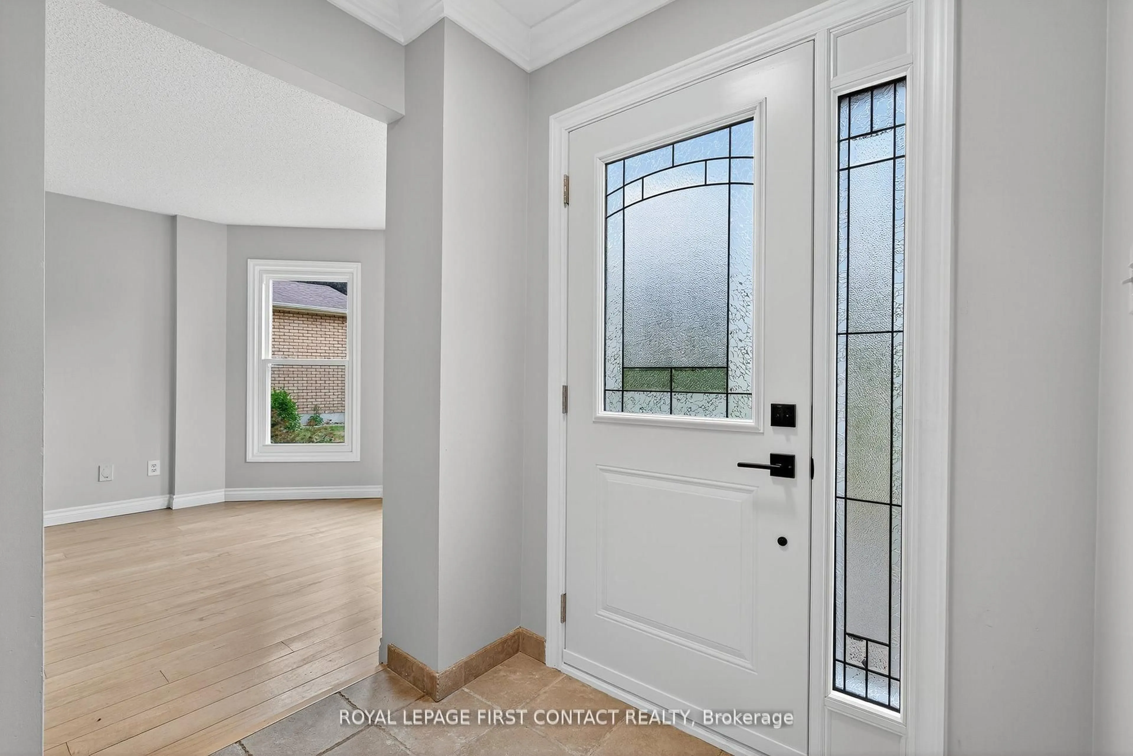 Indoor entryway for 101 BROWNING Tr, Barrie Ontario L4N 6J4